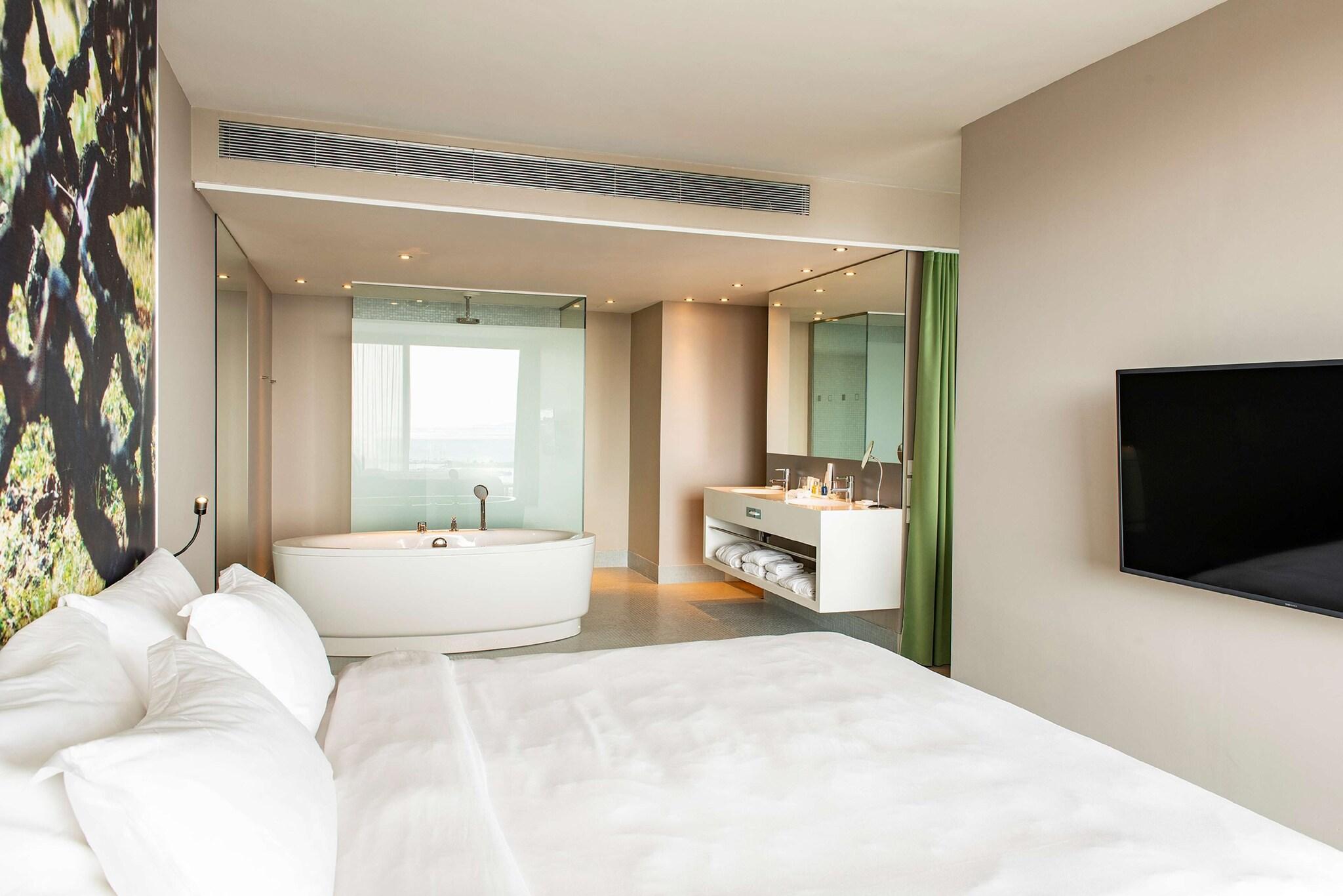 Junior Suite Sea View King Bed