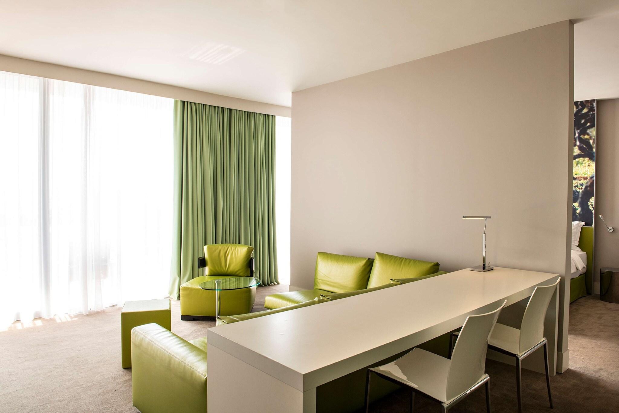 Junior Suite Sea View King Bed