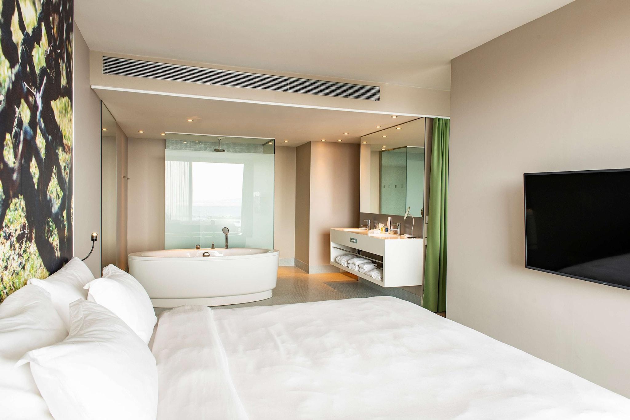 Junior Suite Sea View King Bed