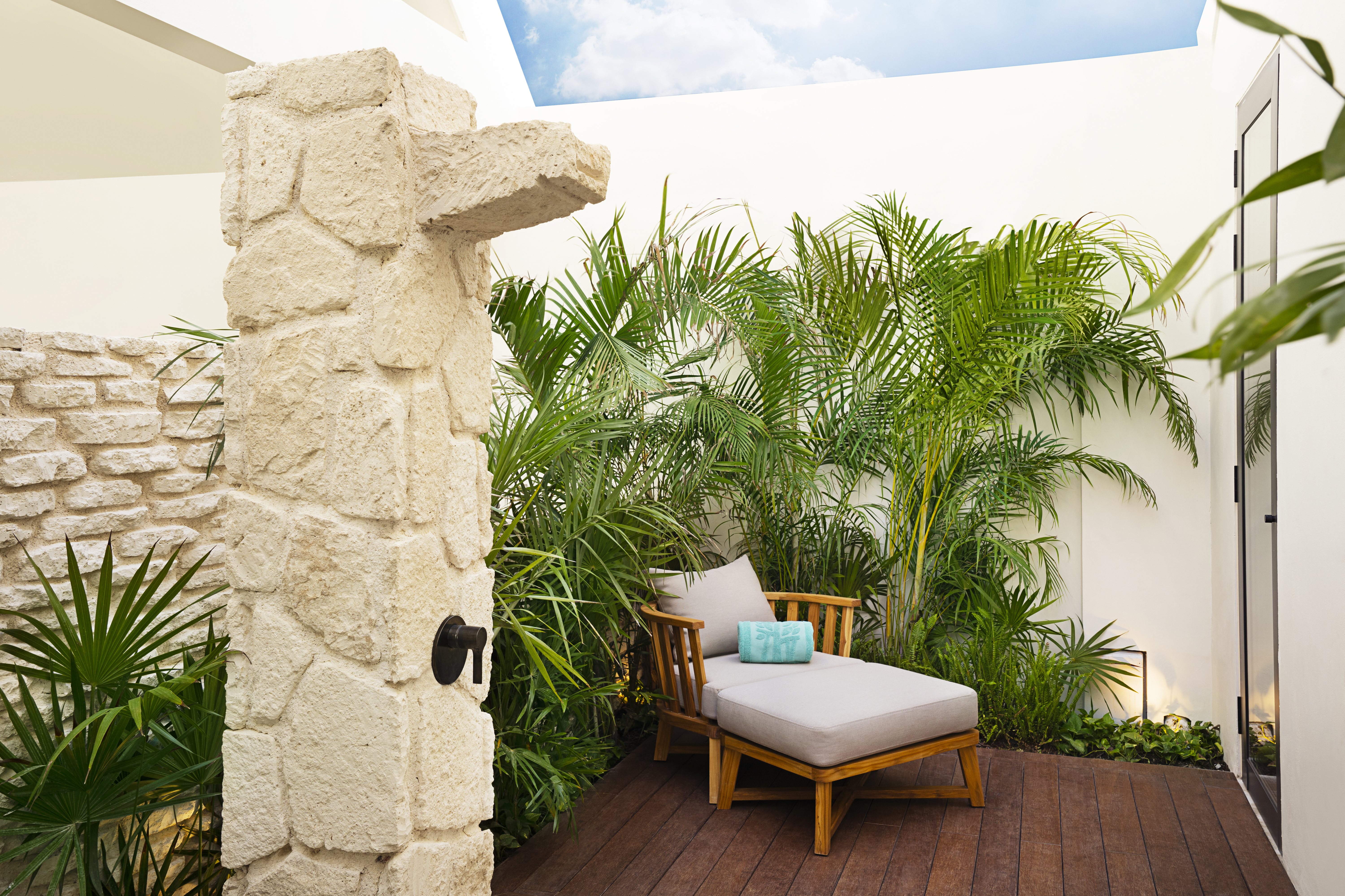 Suite Ocean View Queen Bed