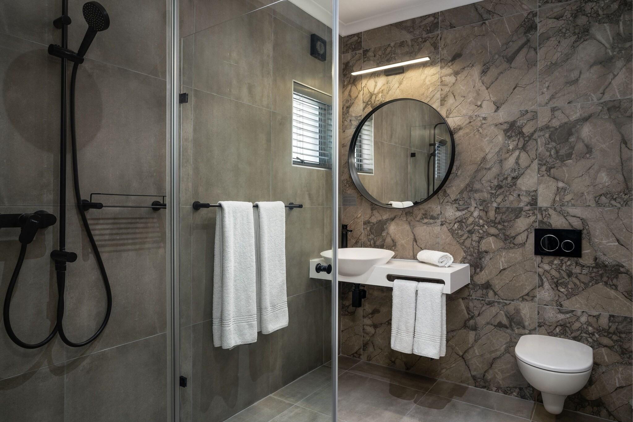 Suite Queen Bed Smoking