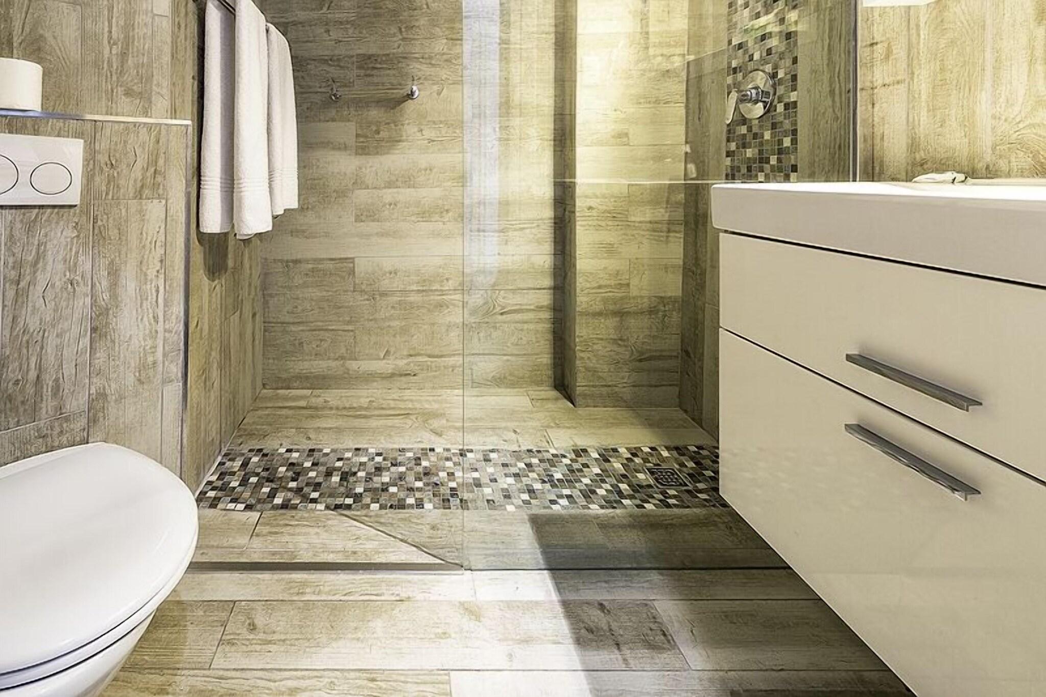 Suite Queen Bed Smoking