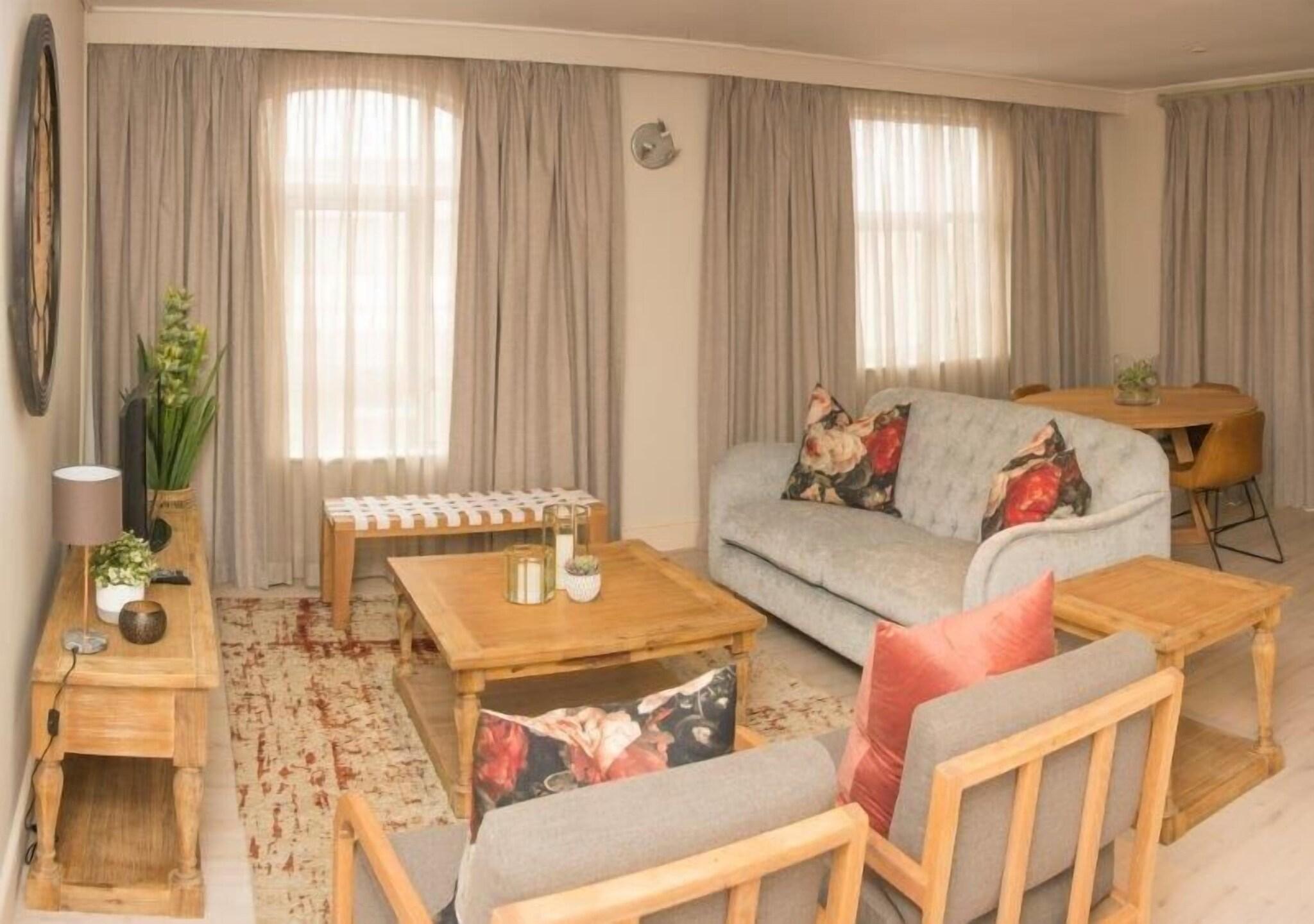 Suite Queen Bed Smoking