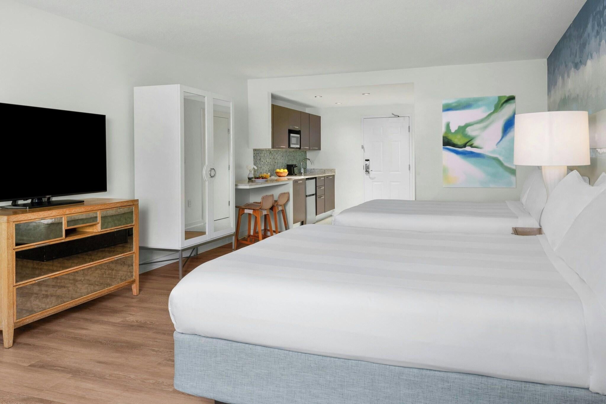 Studio Two Queen Beds