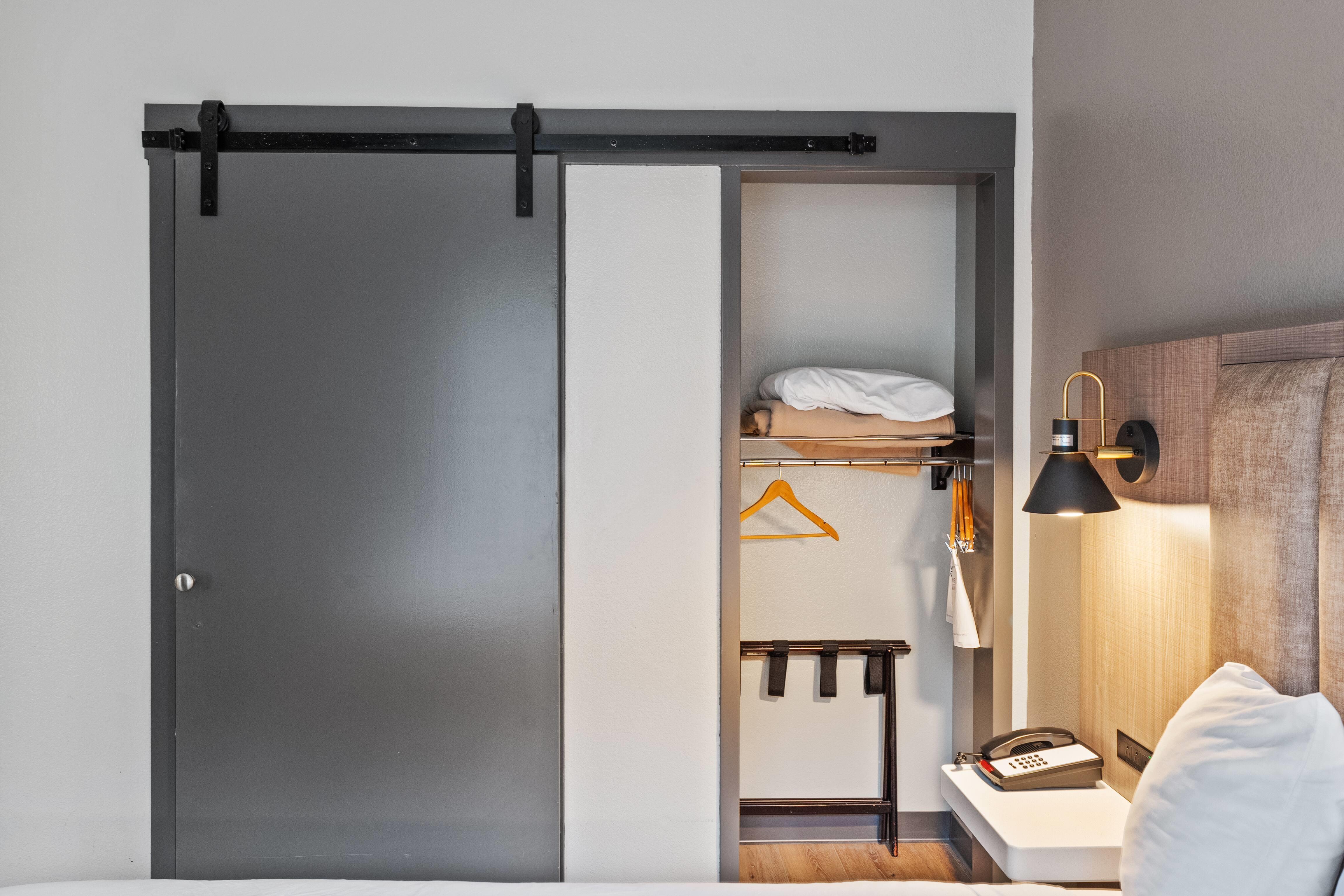 Room Queen Size Bed