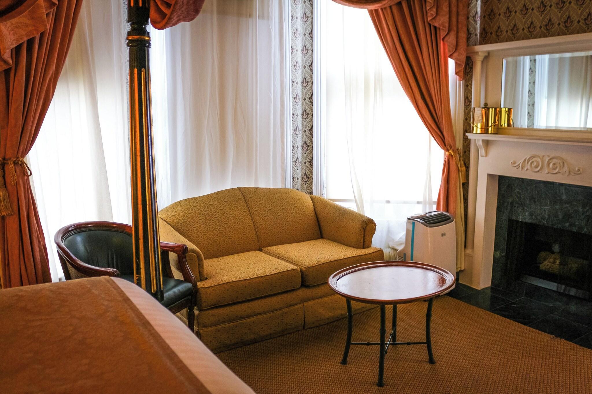 Junior Suite Queen Size Bed