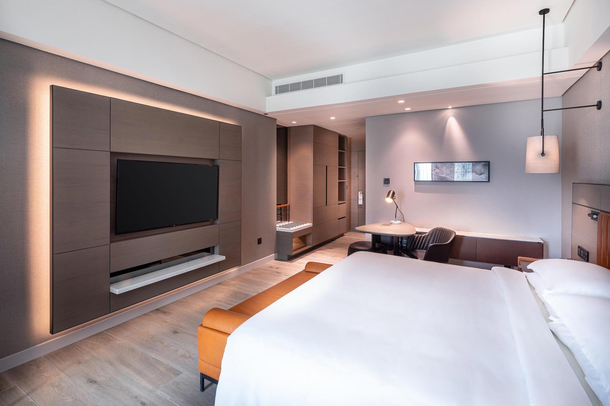 Double Club King Bed