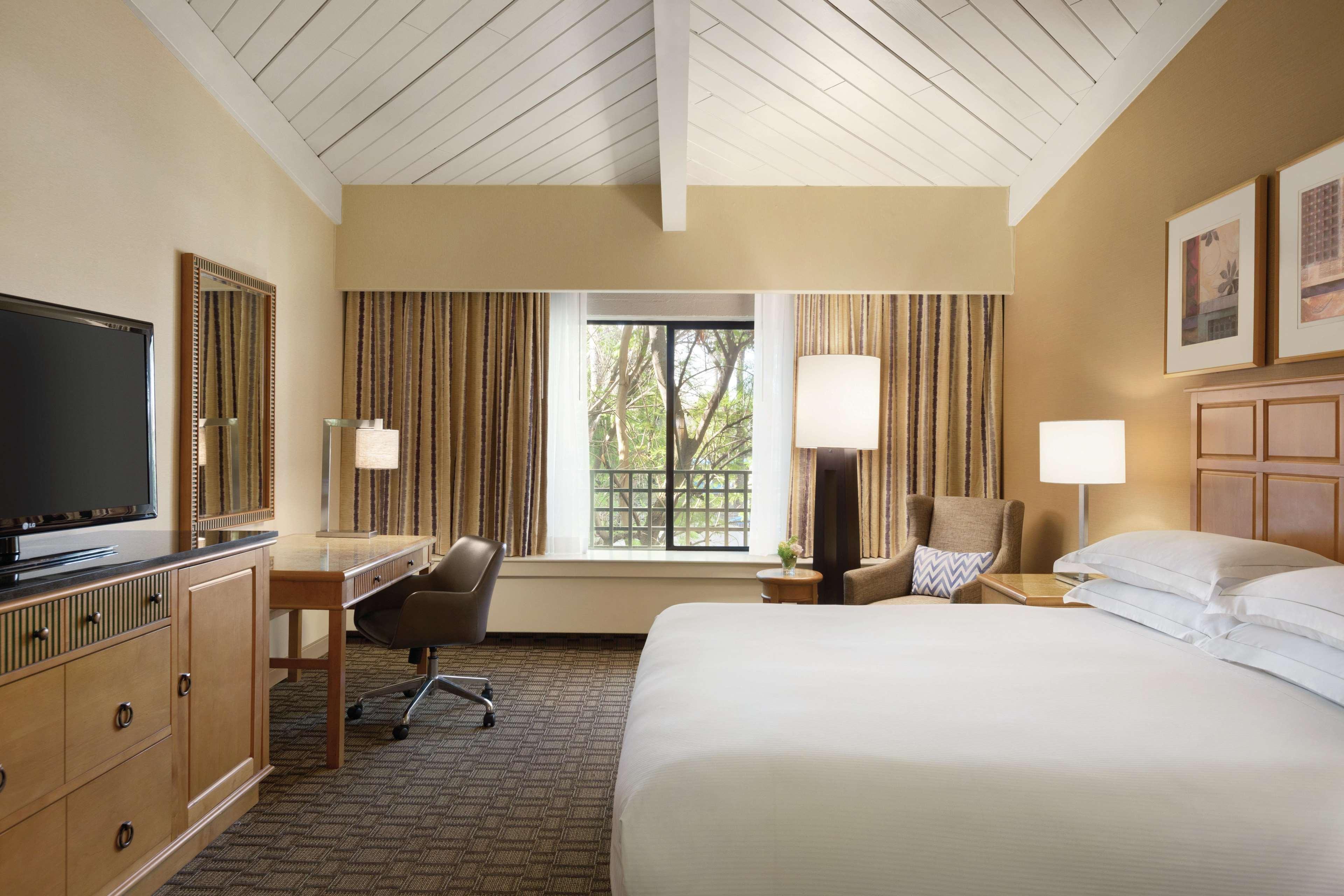 Double Deluxe King Bed