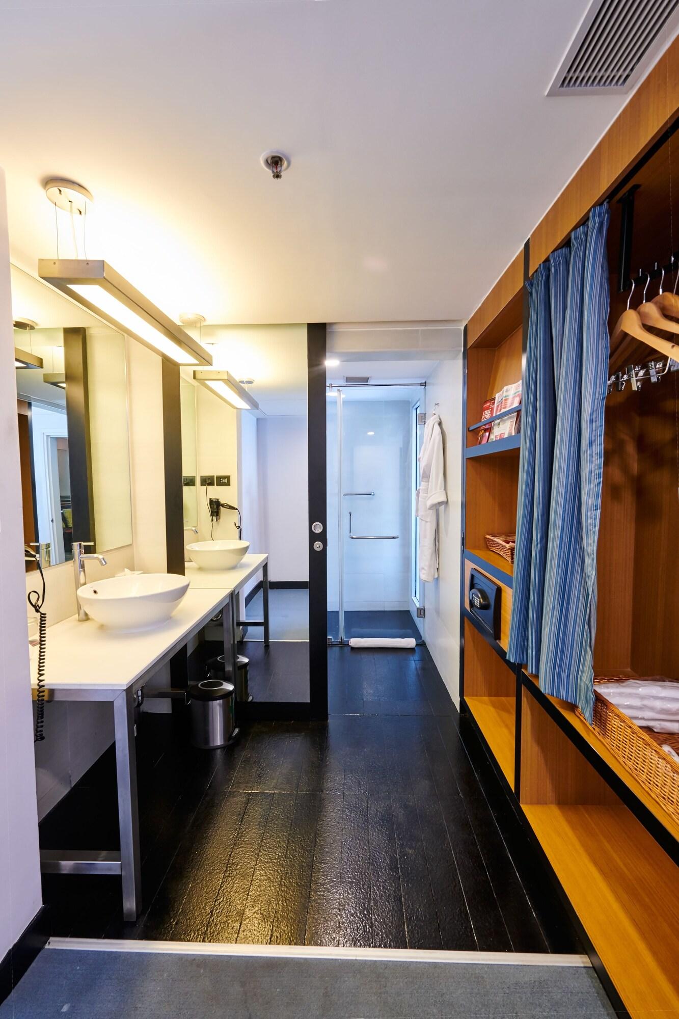 Suite Two Queen Beds One Bedroom