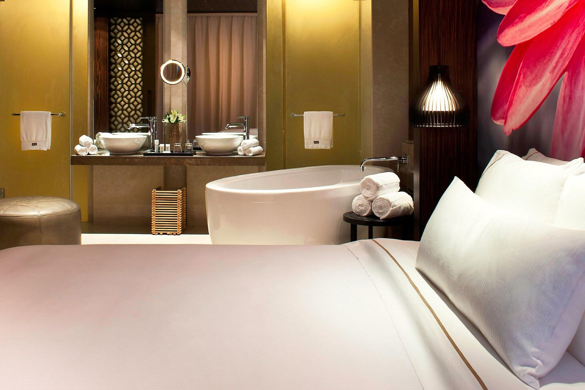 Suite Deluxe King Bed