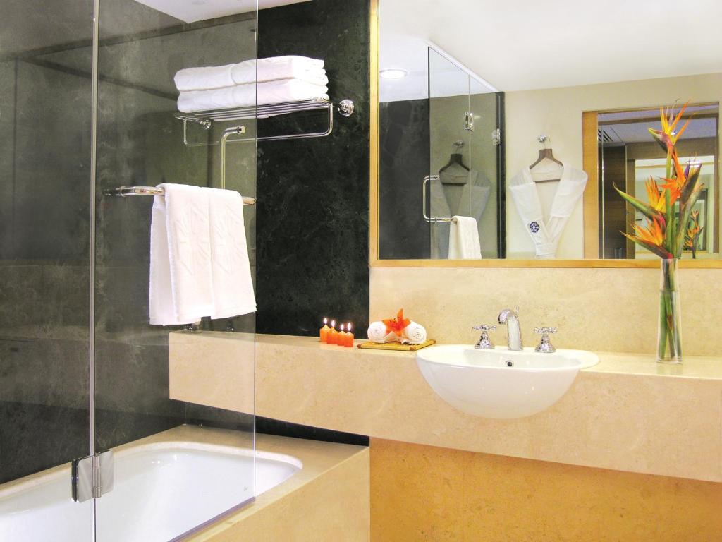 Double Club King Bed