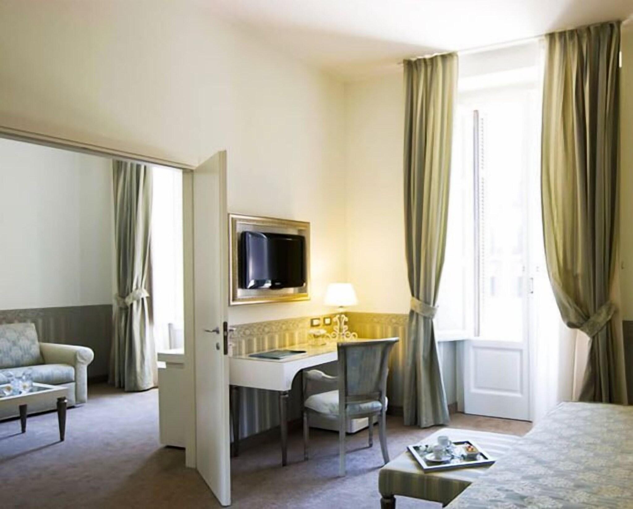 Junior Suite Queen Size Bed