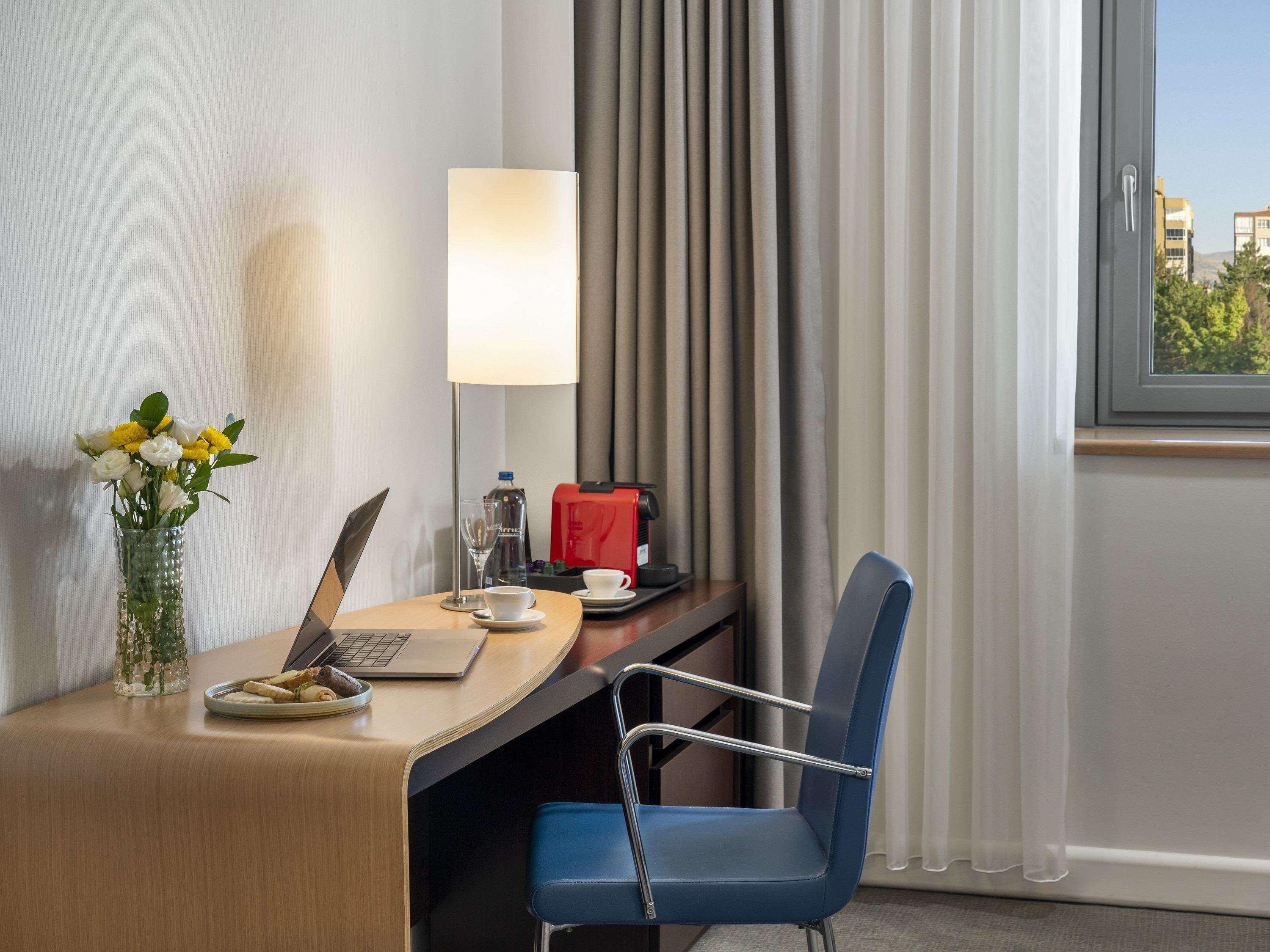 Double Executive Queen Bed