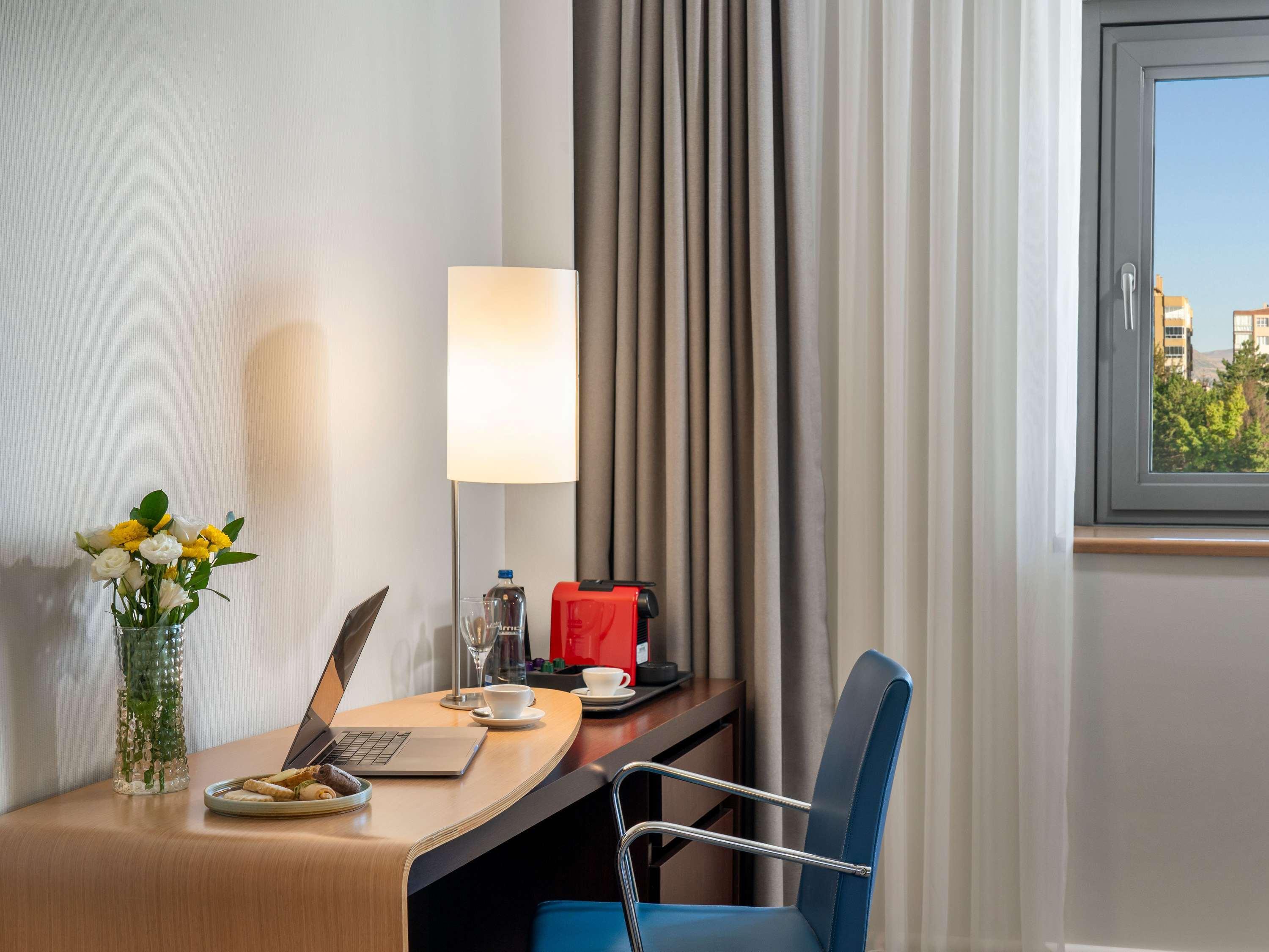 Double Executive Queen Bed