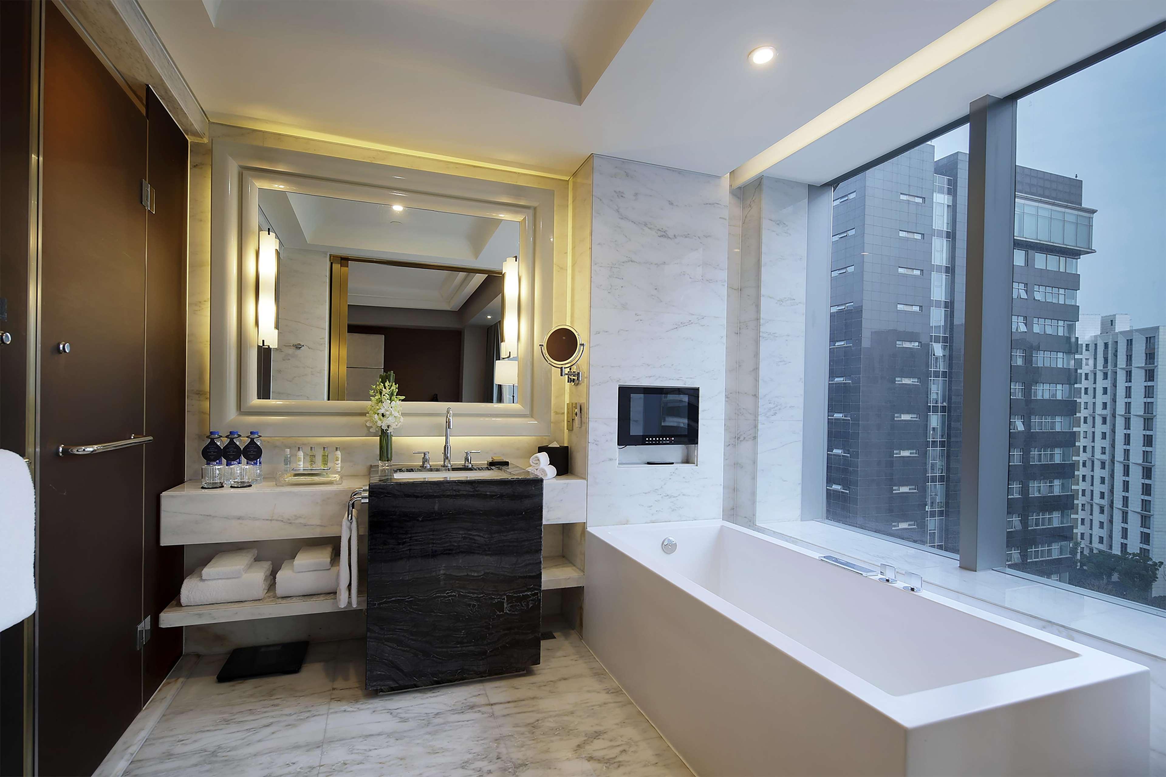 Double Deluxe King Bed