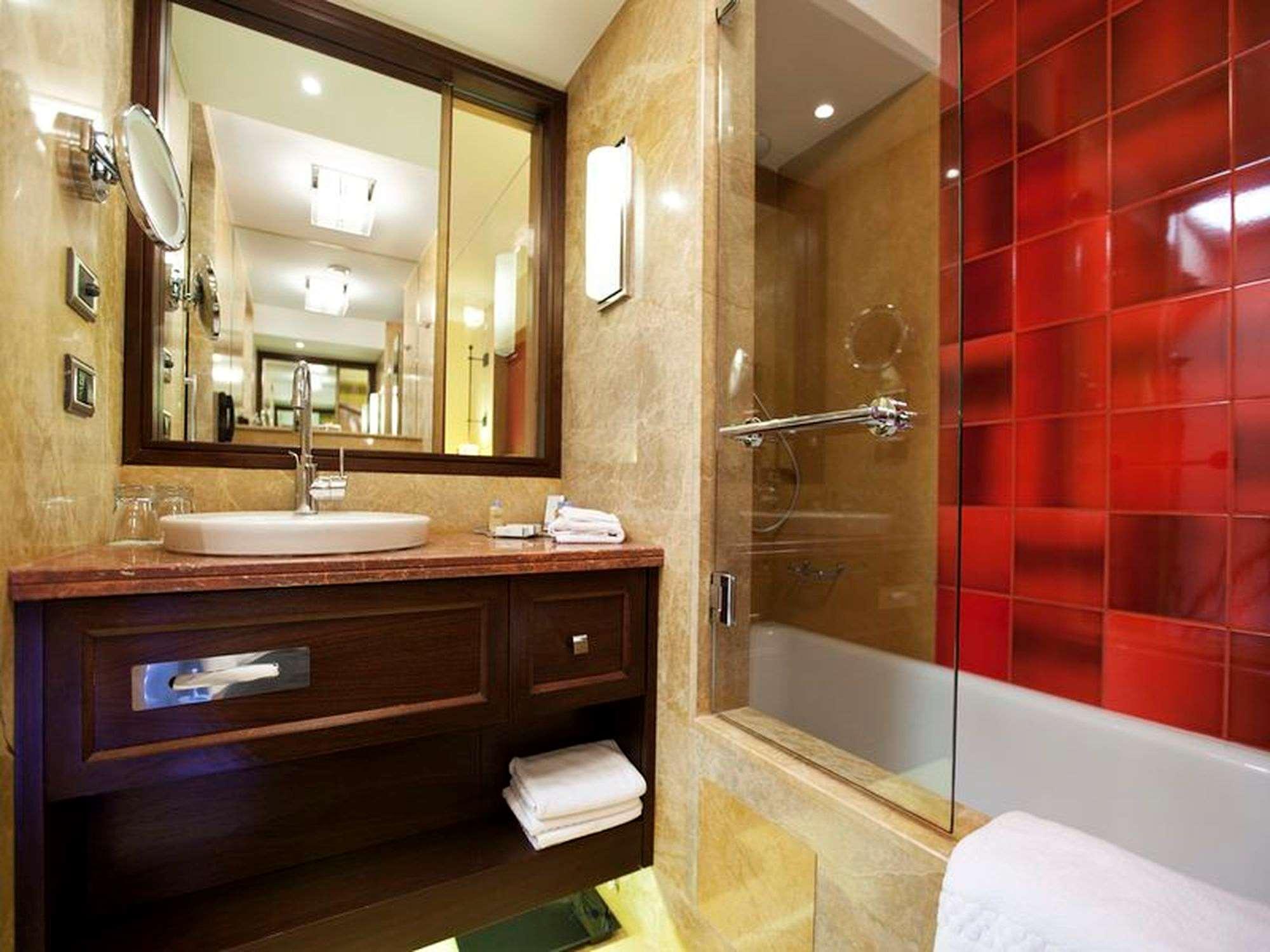 Double Guest Room King Bed