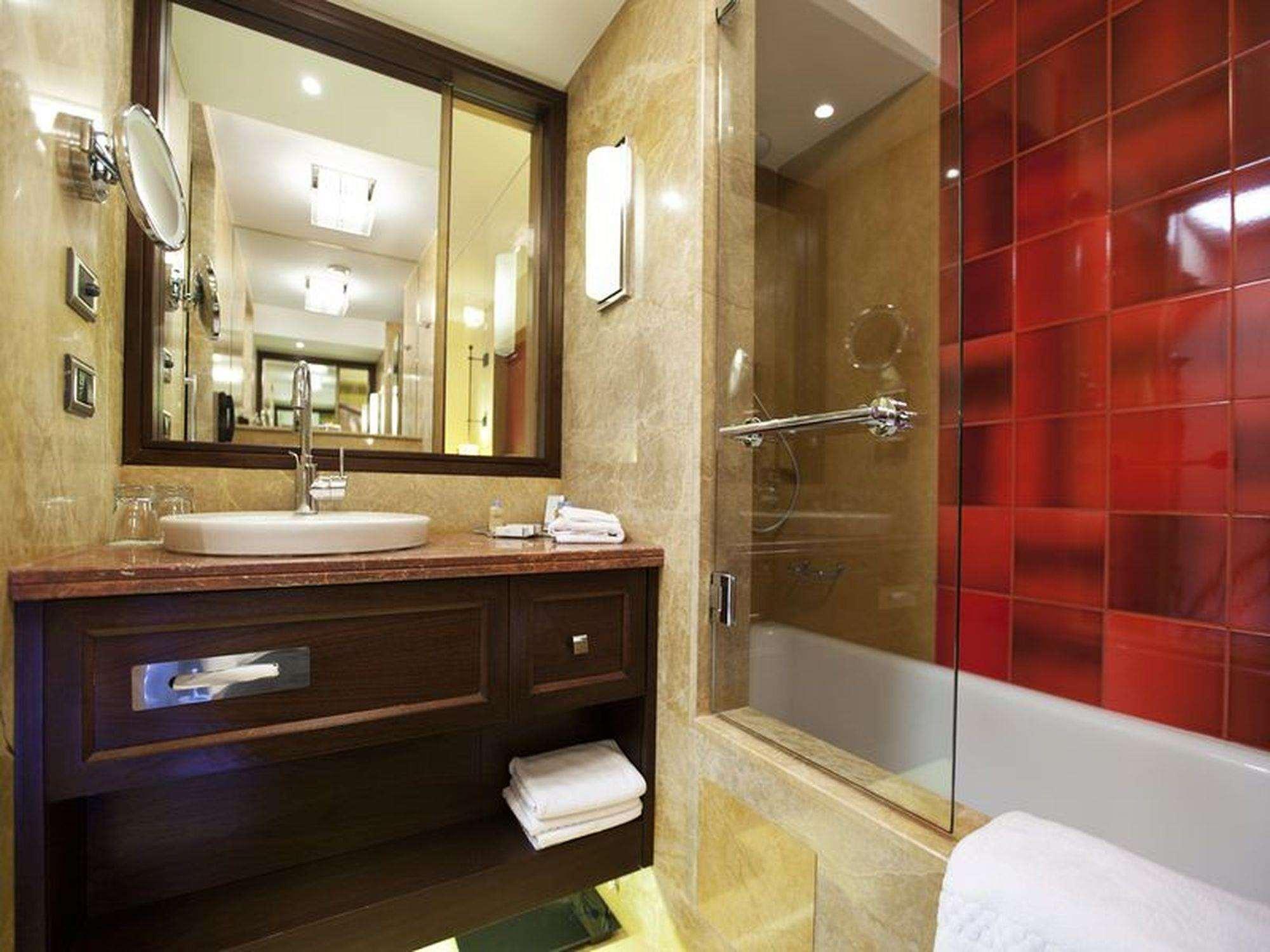 Double Guest Room King Bed