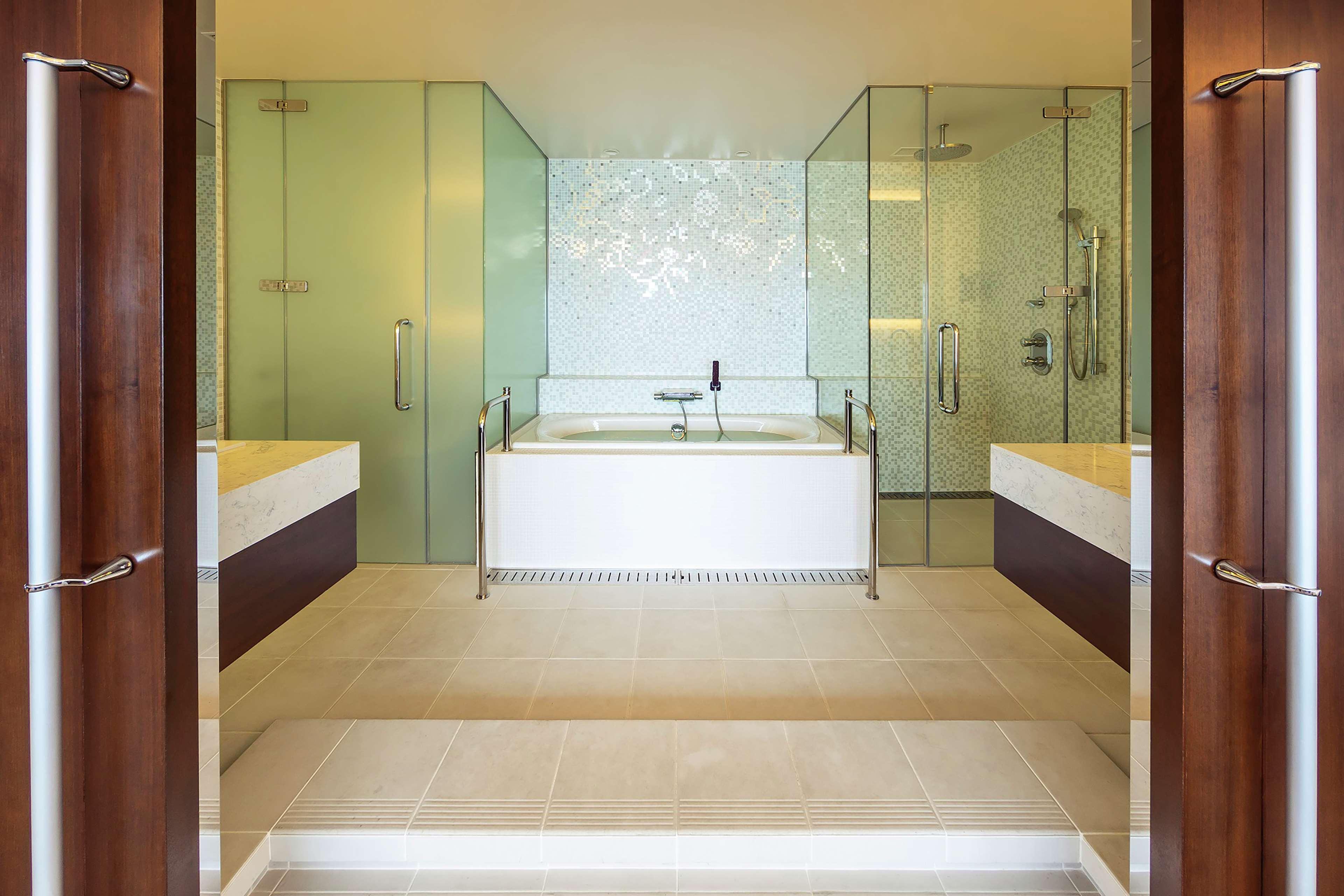 Suite Deluxe King Bed