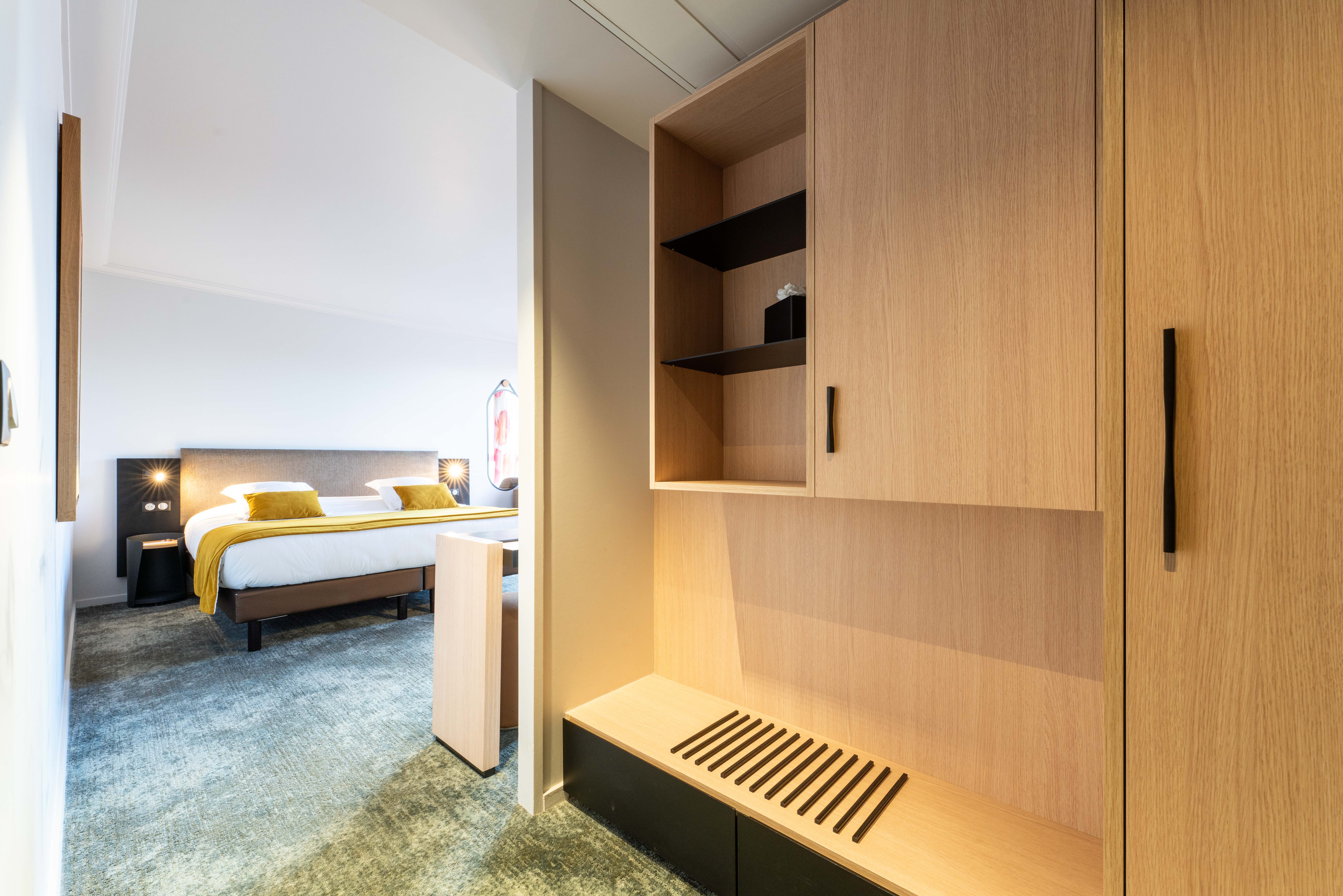 Double Executive Queen Bed