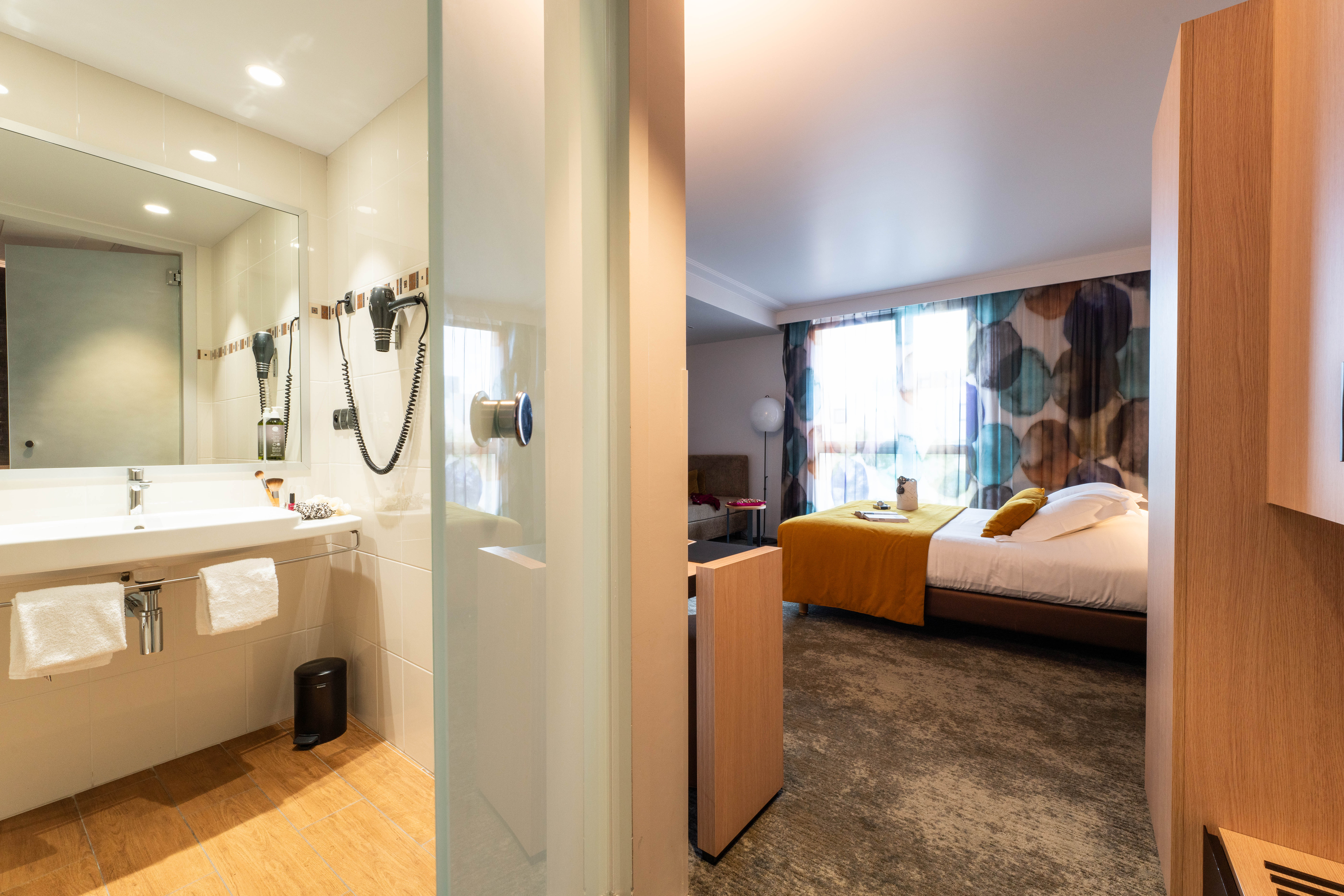 Double Executive Queen Bed