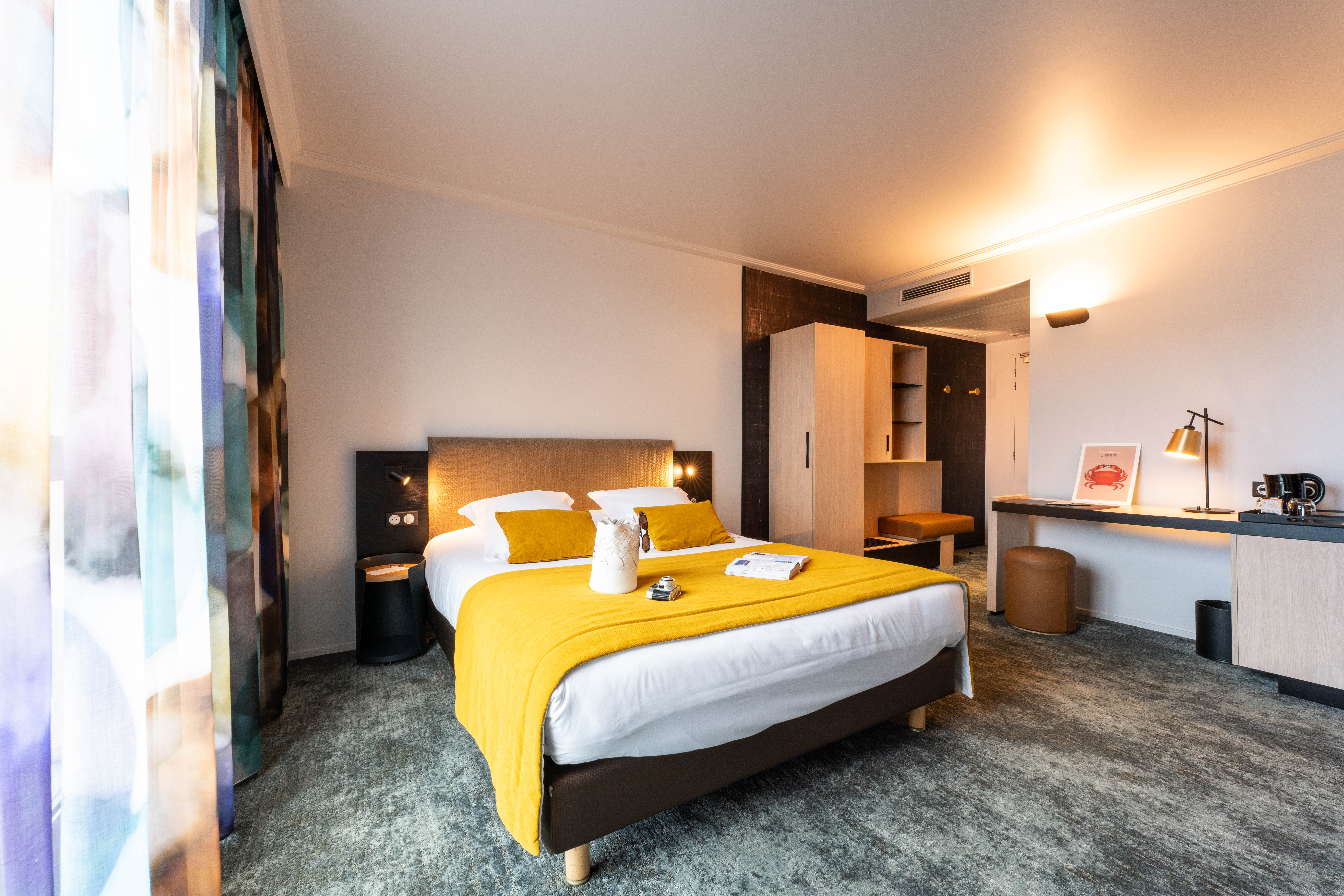 Double Executive Queen Bed