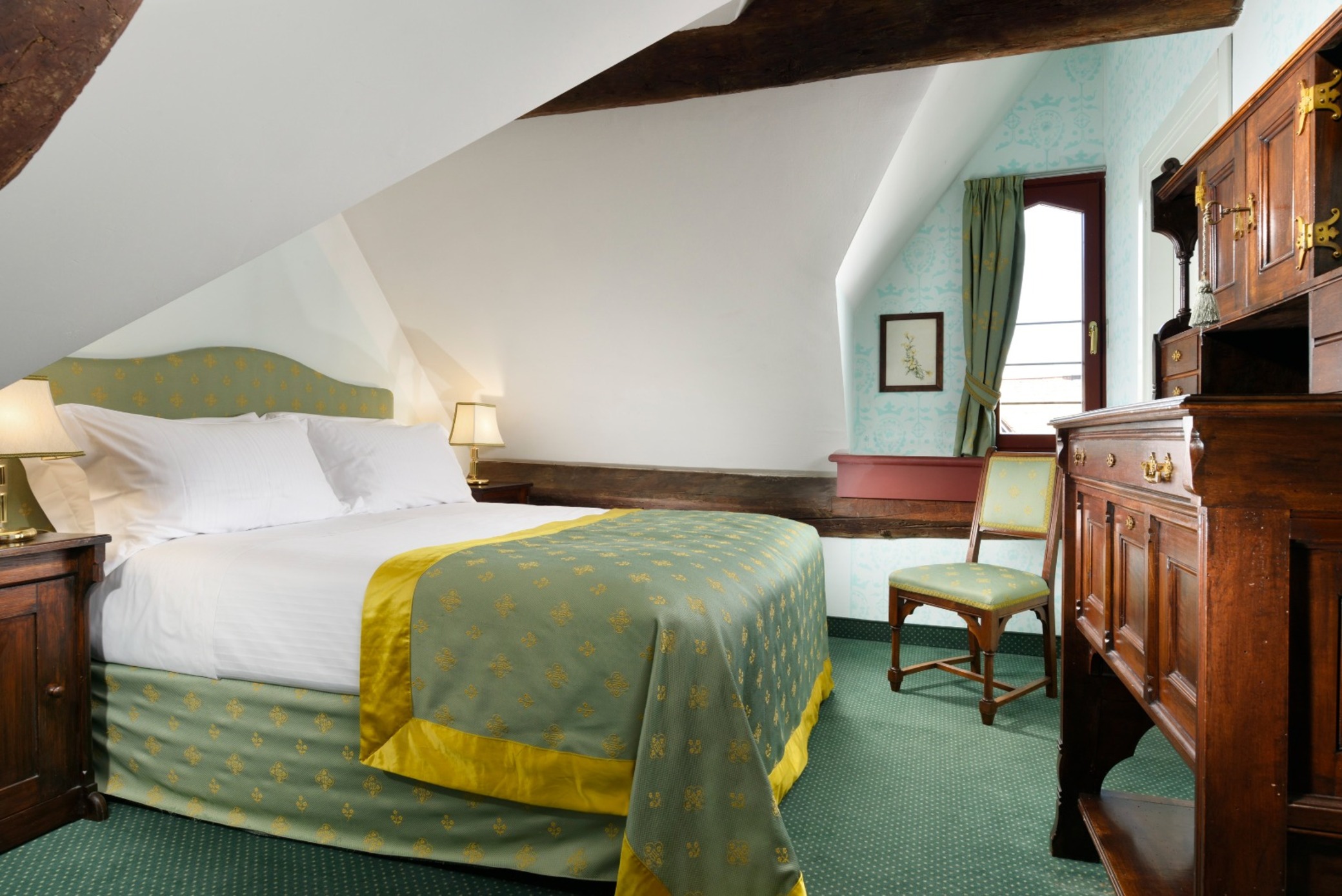 Double or Twin Superior Queen Bed