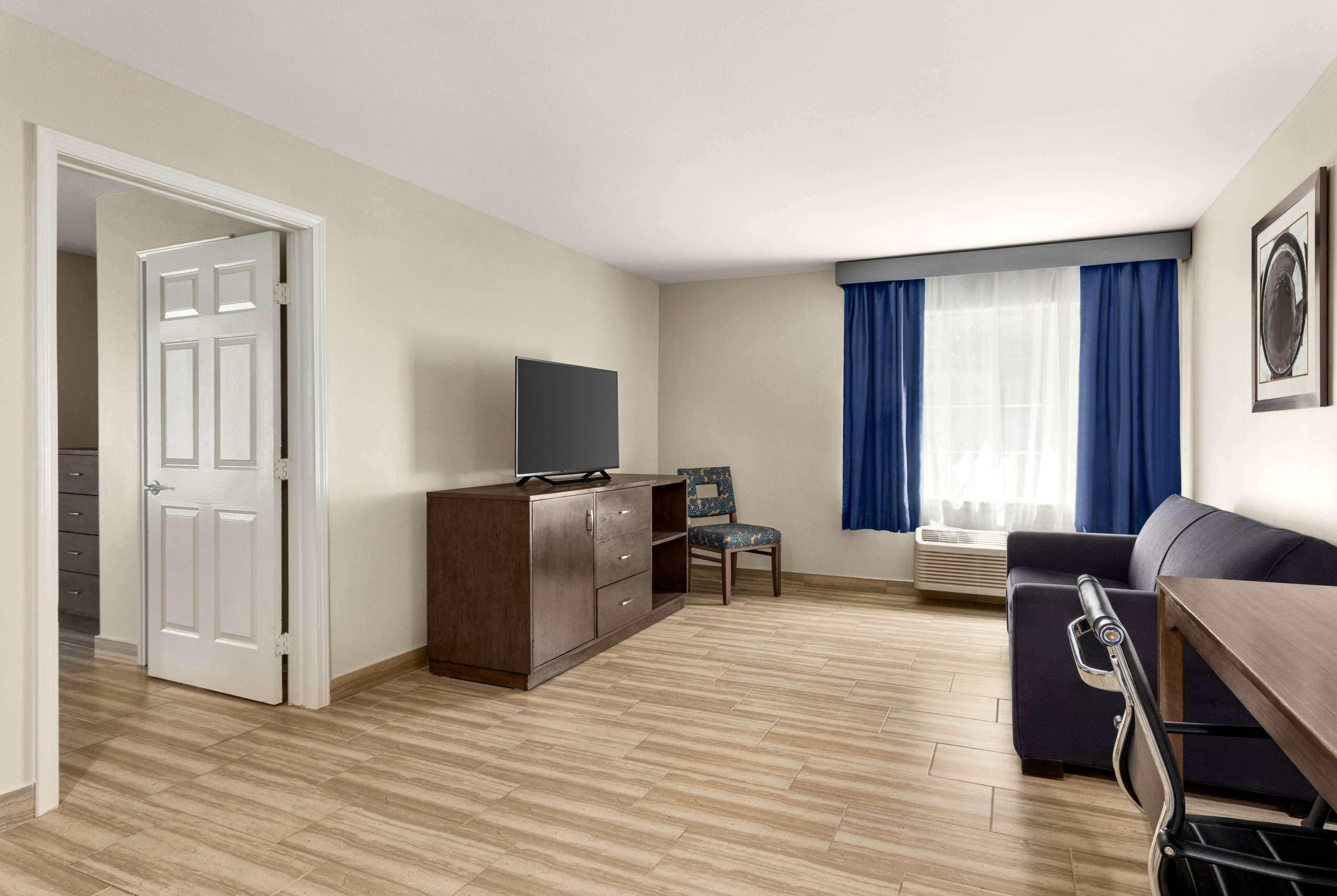 Suite Deluxe King Bed