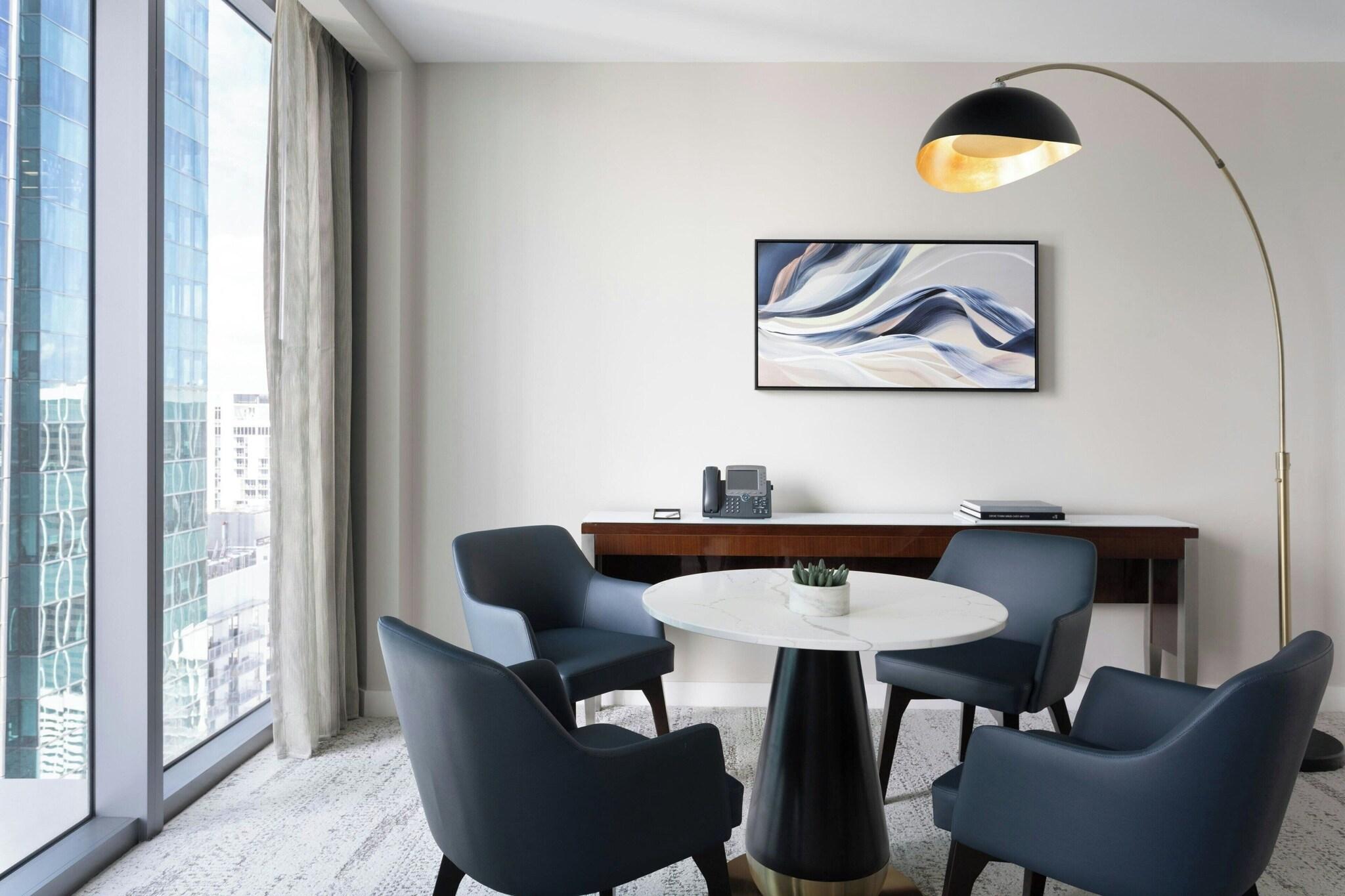 Suite Accessible King Size Bed