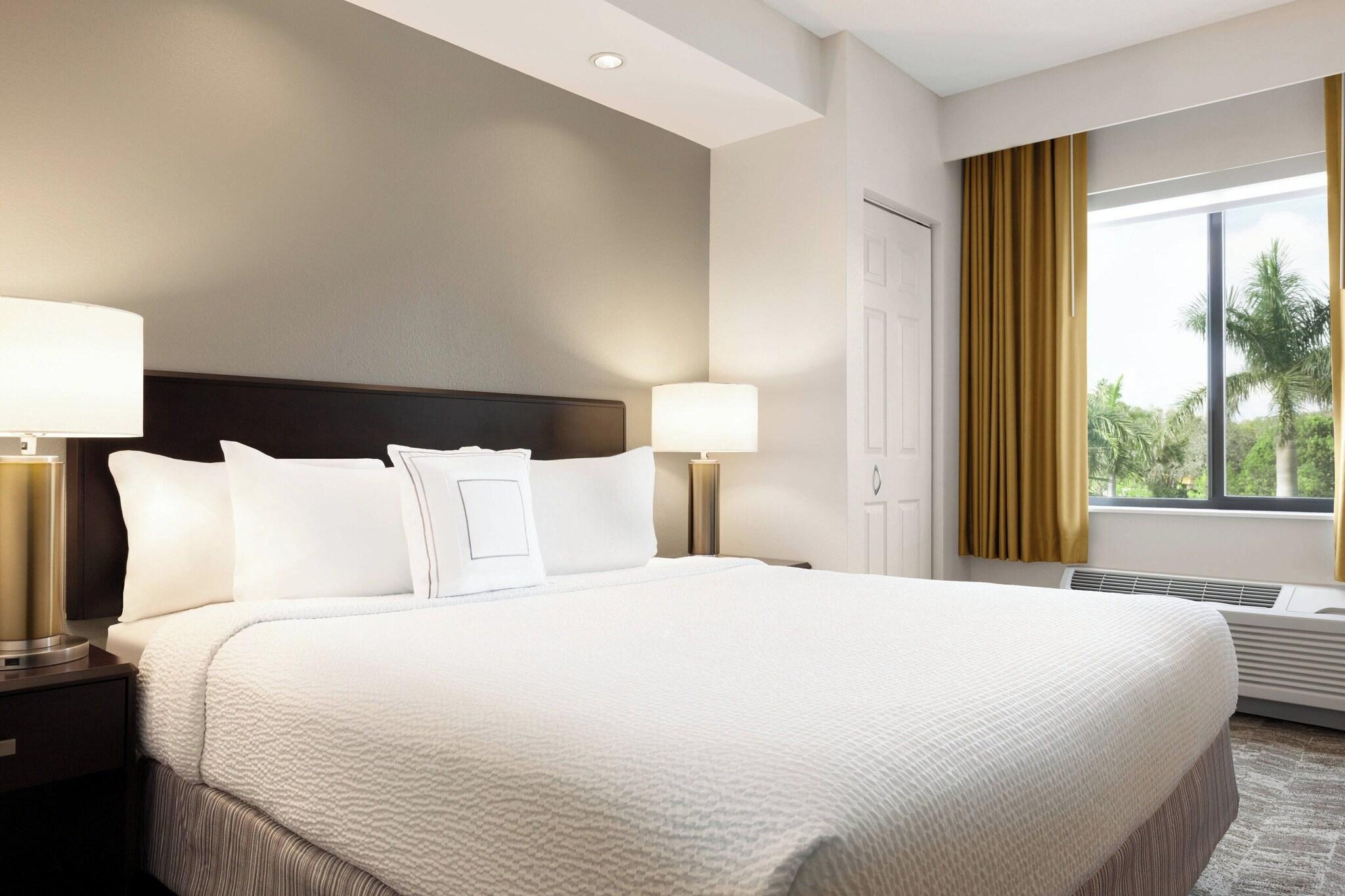 Studio Accessible King Size Bed