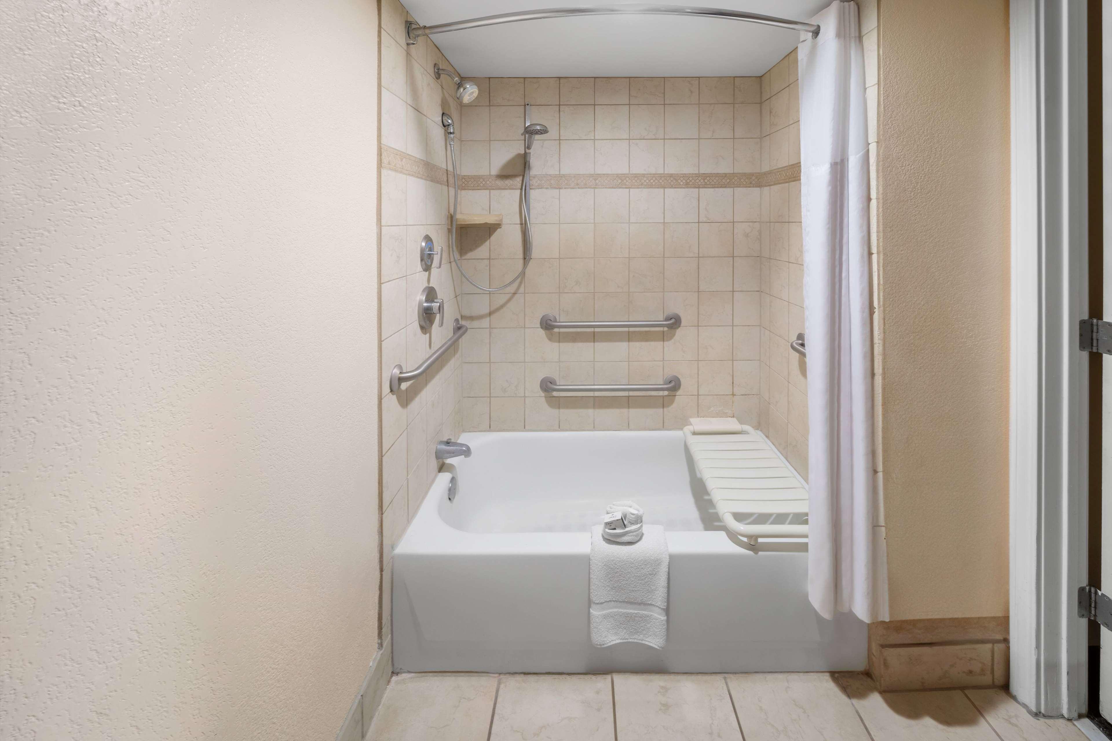 Suite Deluxe City View King Bed