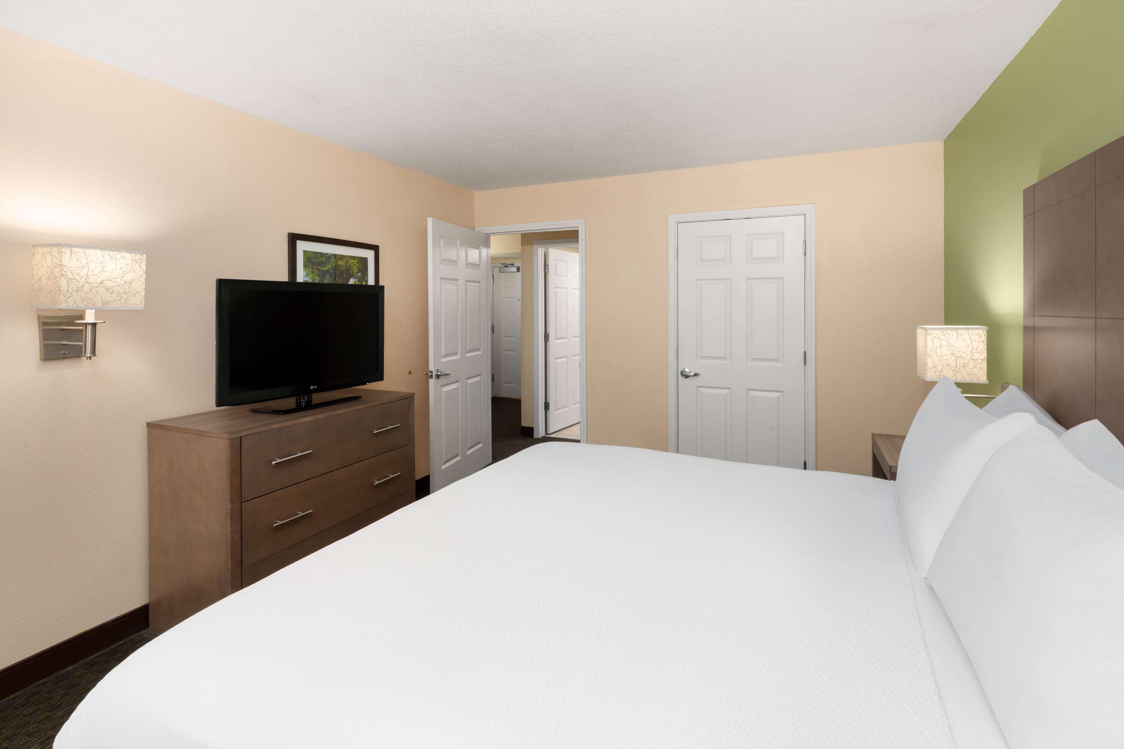 Suite Deluxe City View King Bed