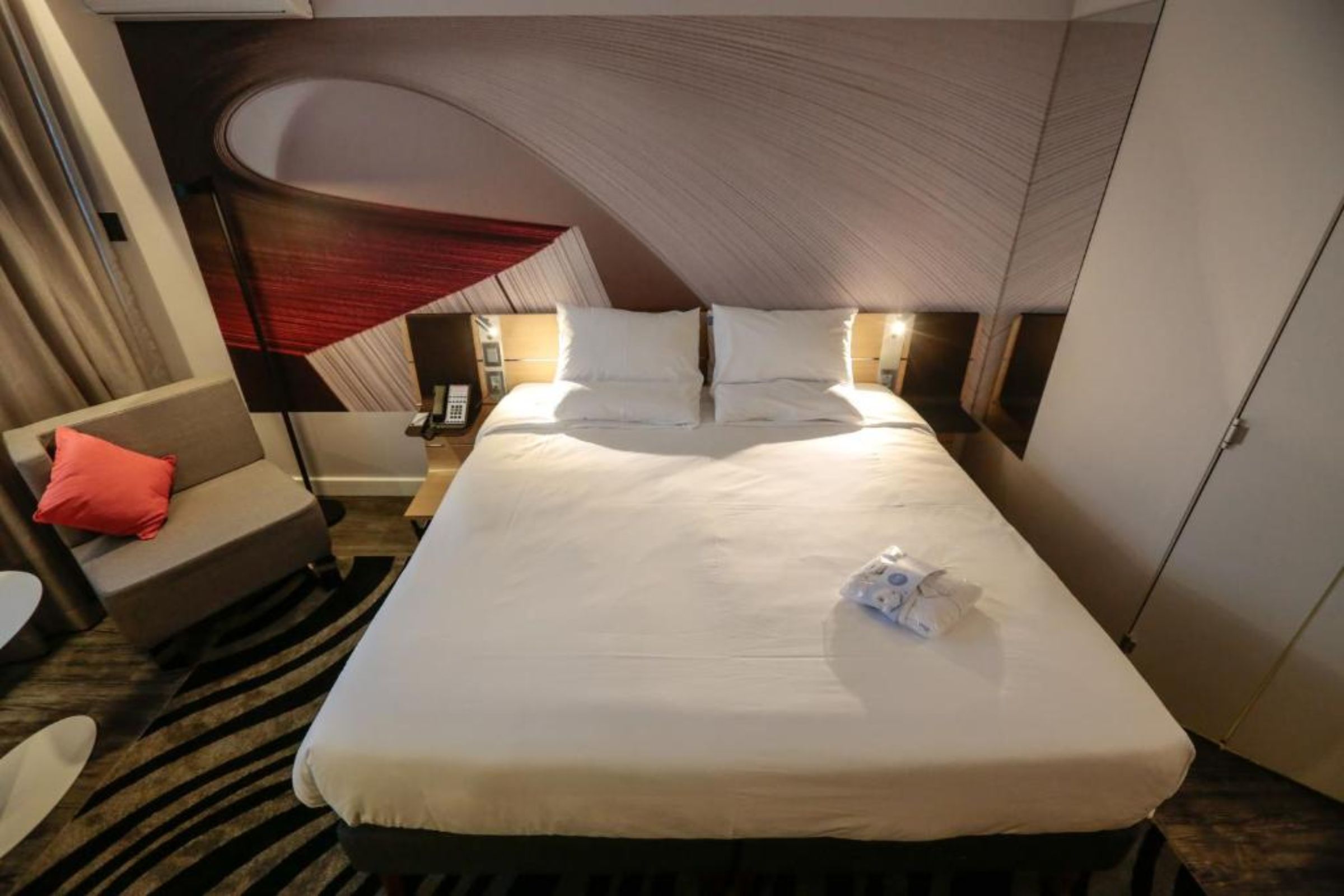 Double Executive Queen Bed