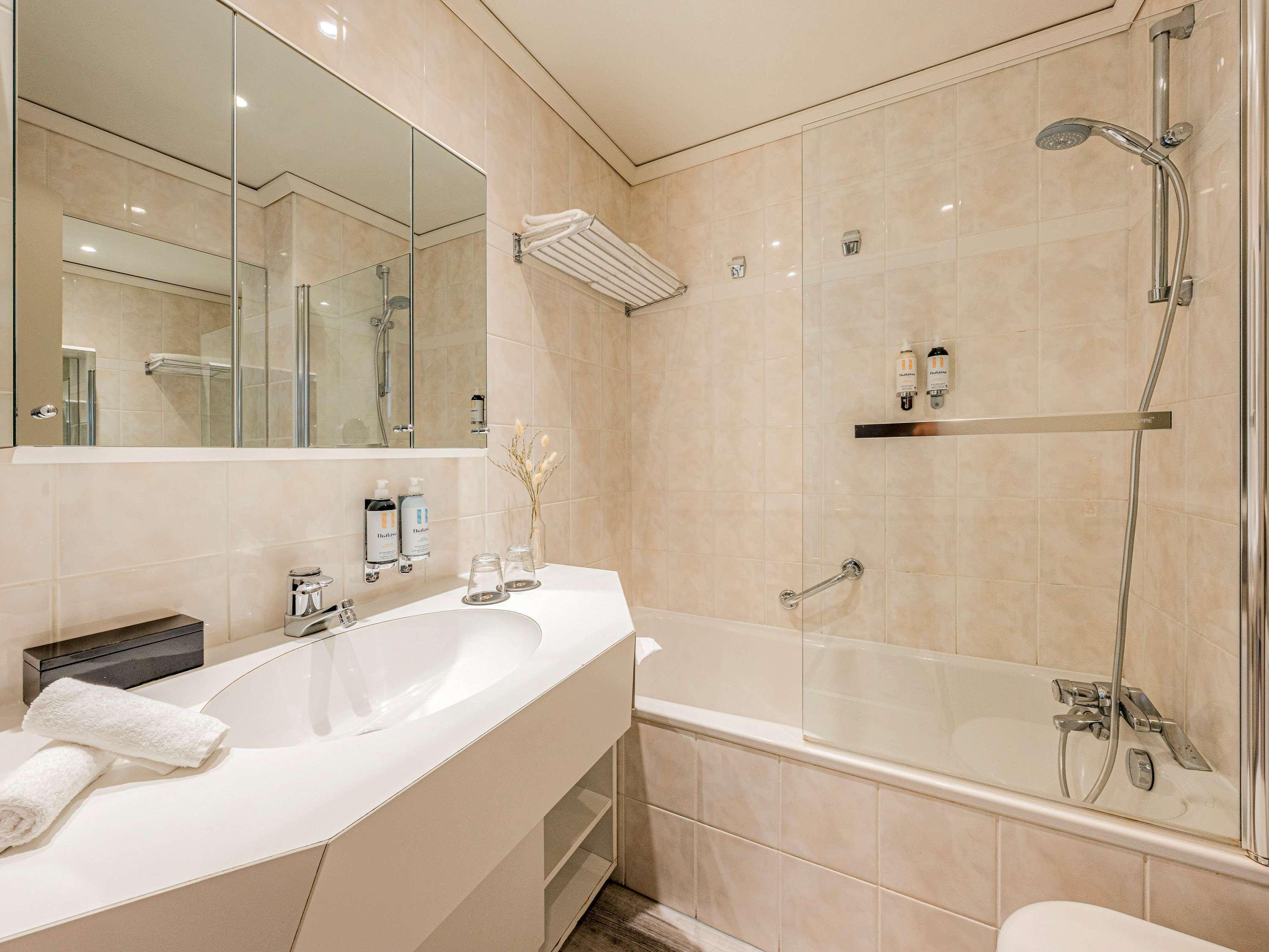 Double Classic Queen Bed