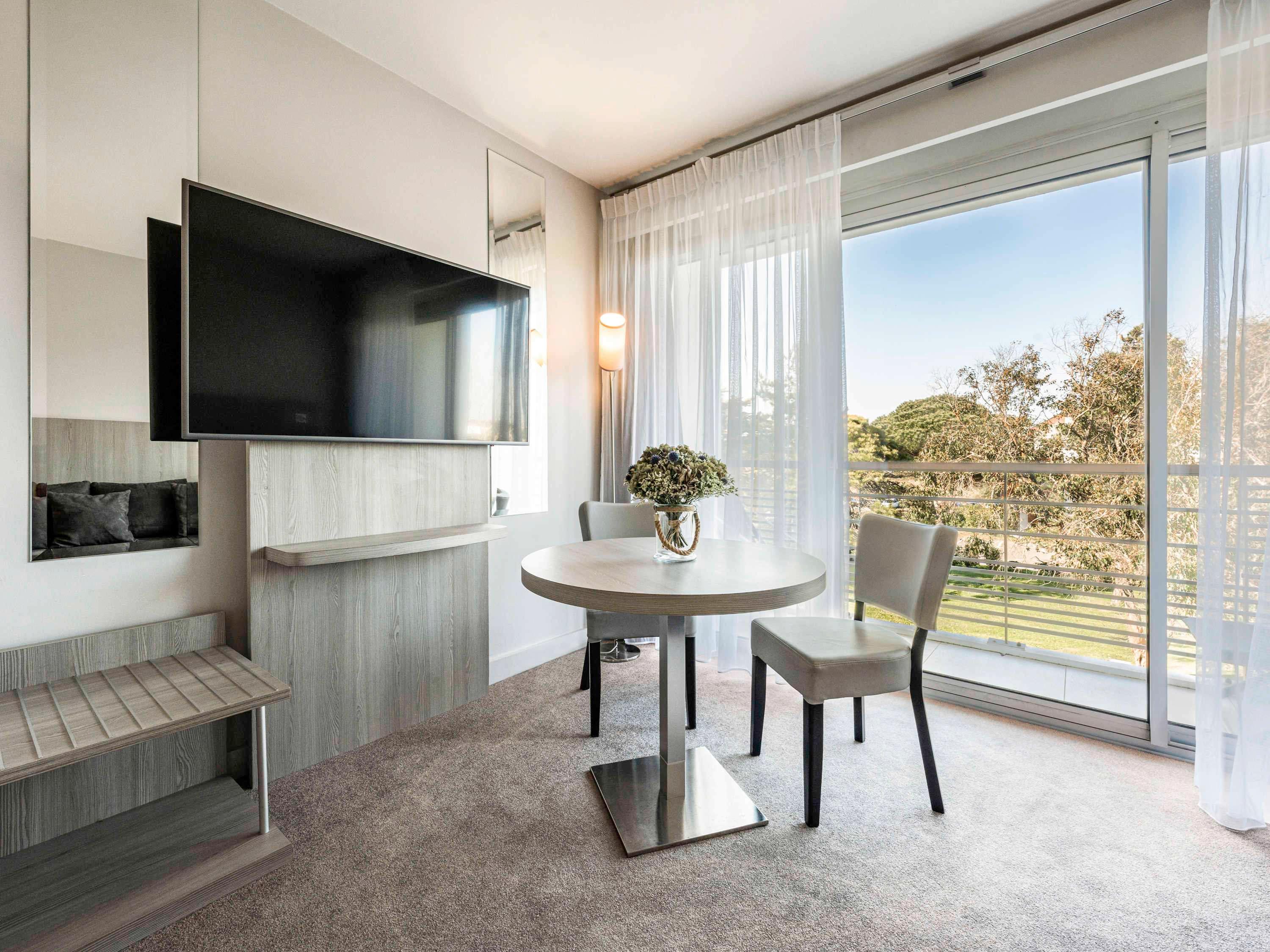 Junior Suite Queen Size Bed