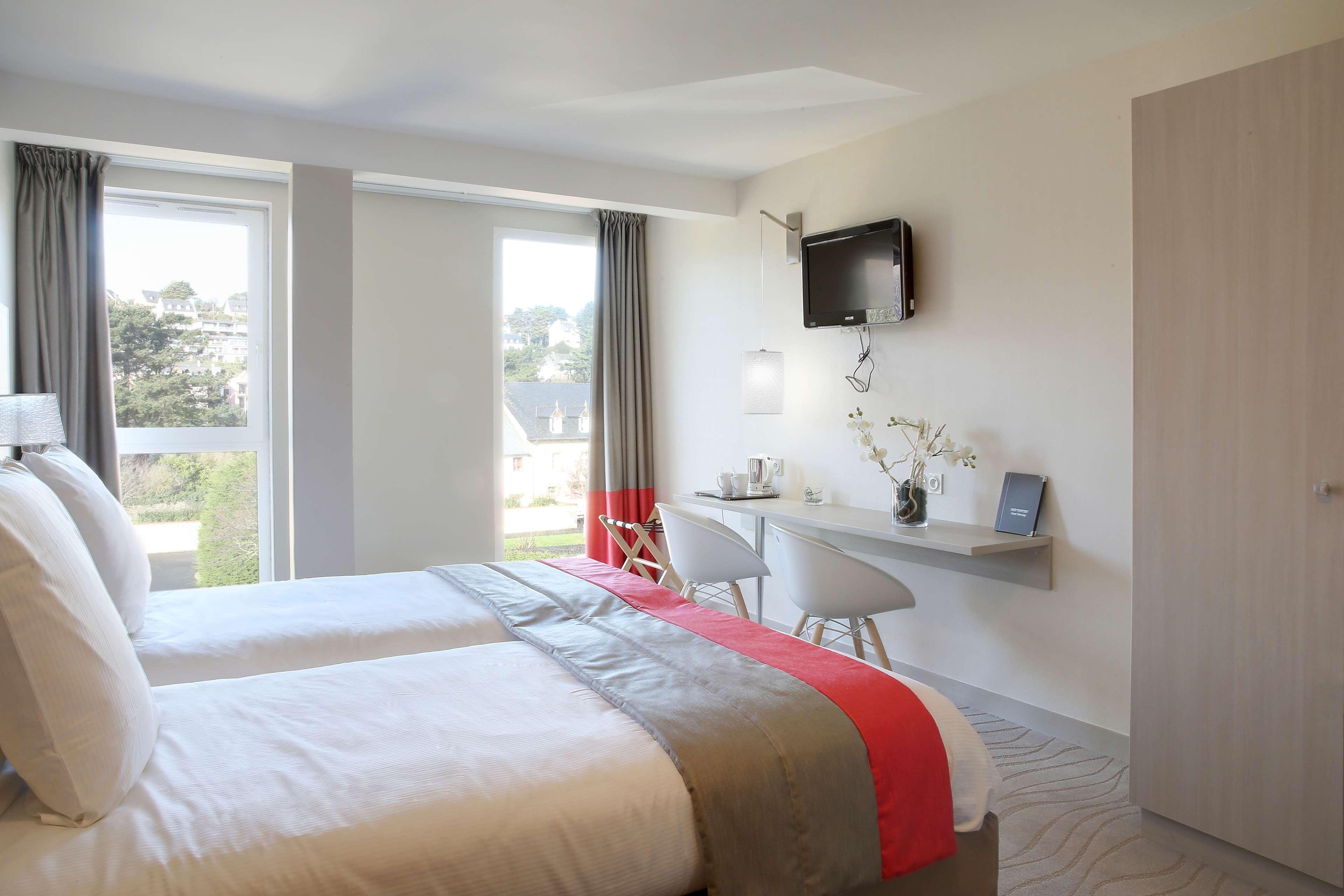 Double Queen Size Bed