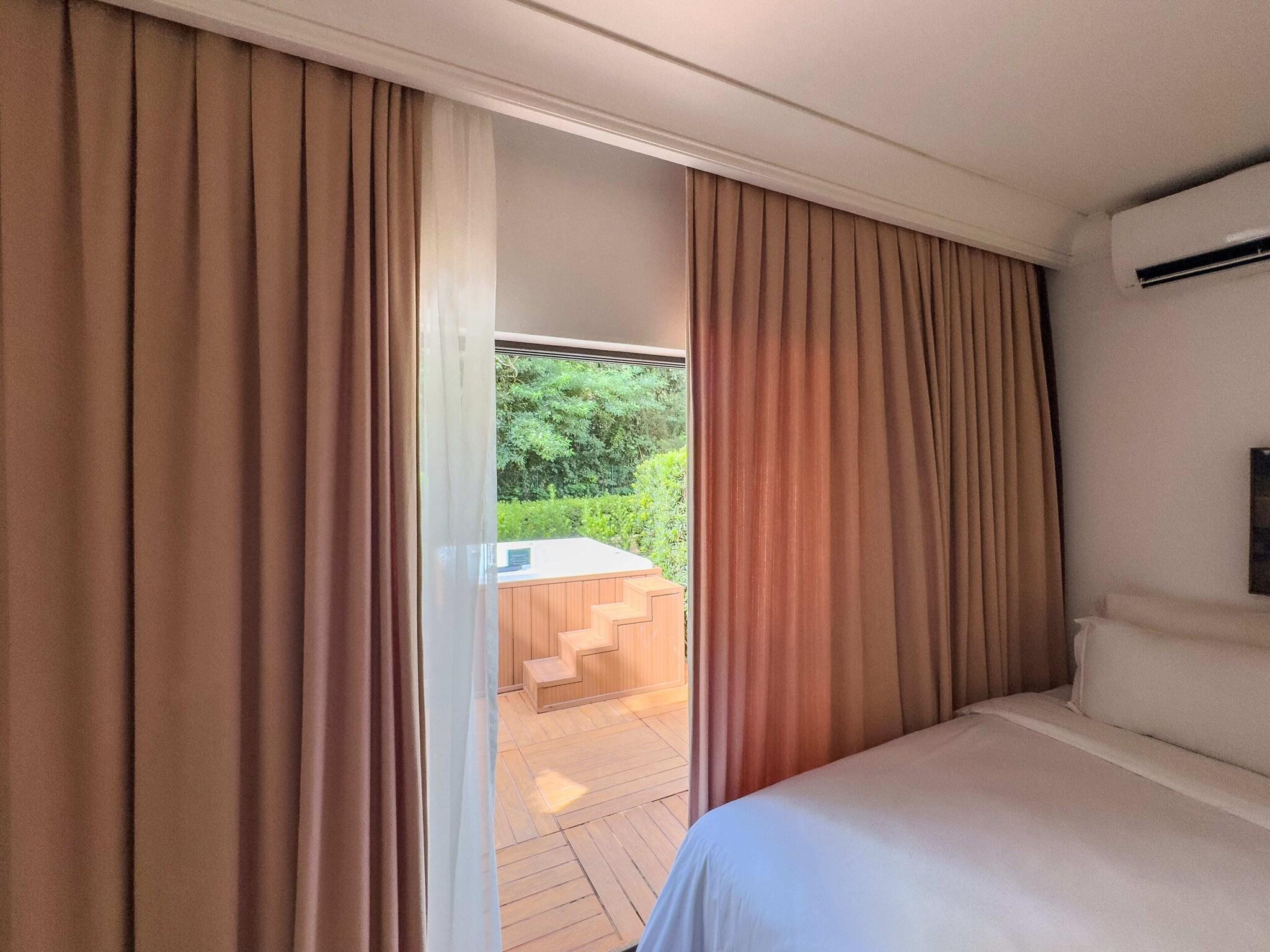 Quadruple Premier Queen Bed