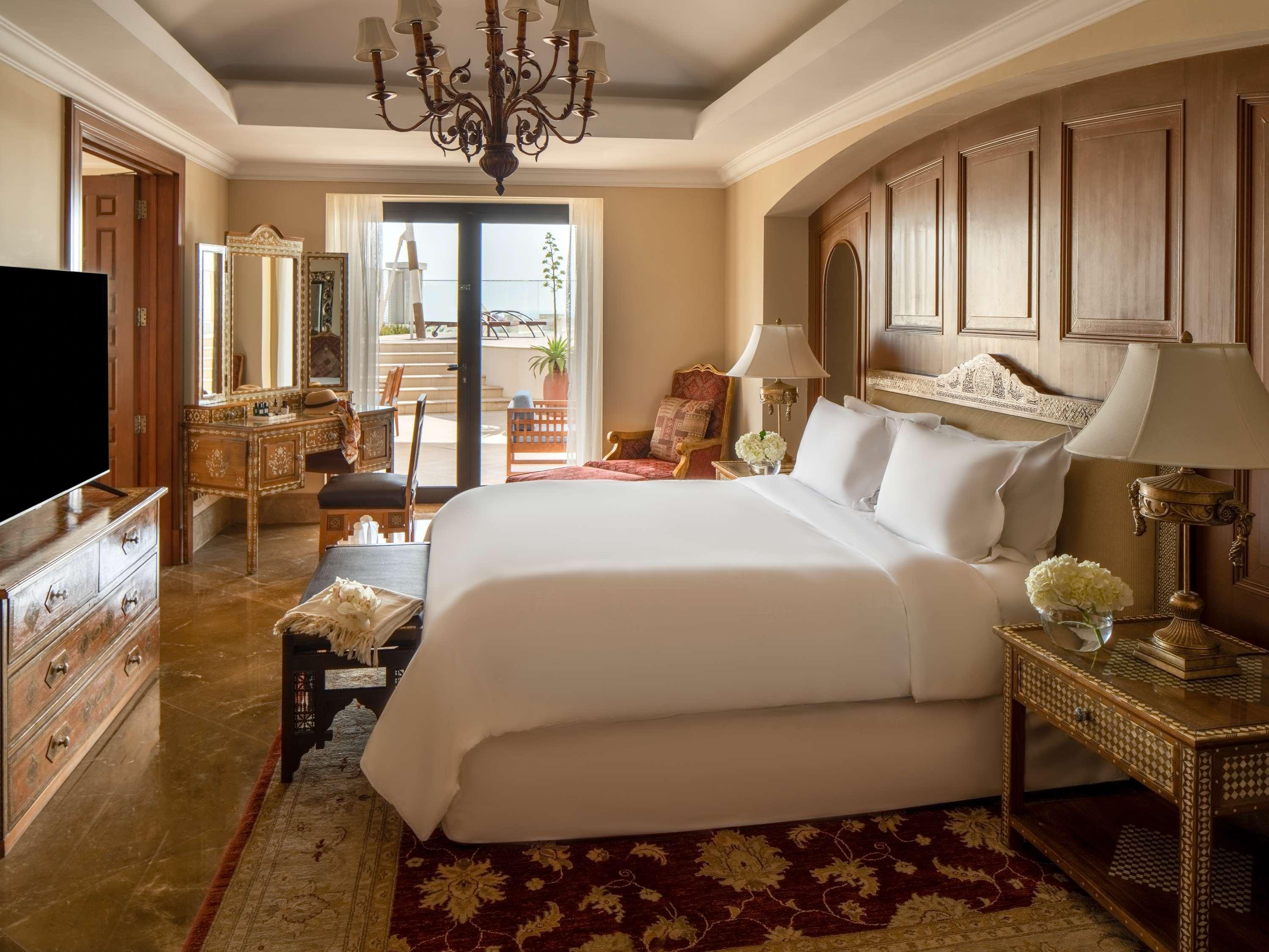 Suite Pool View King Bed