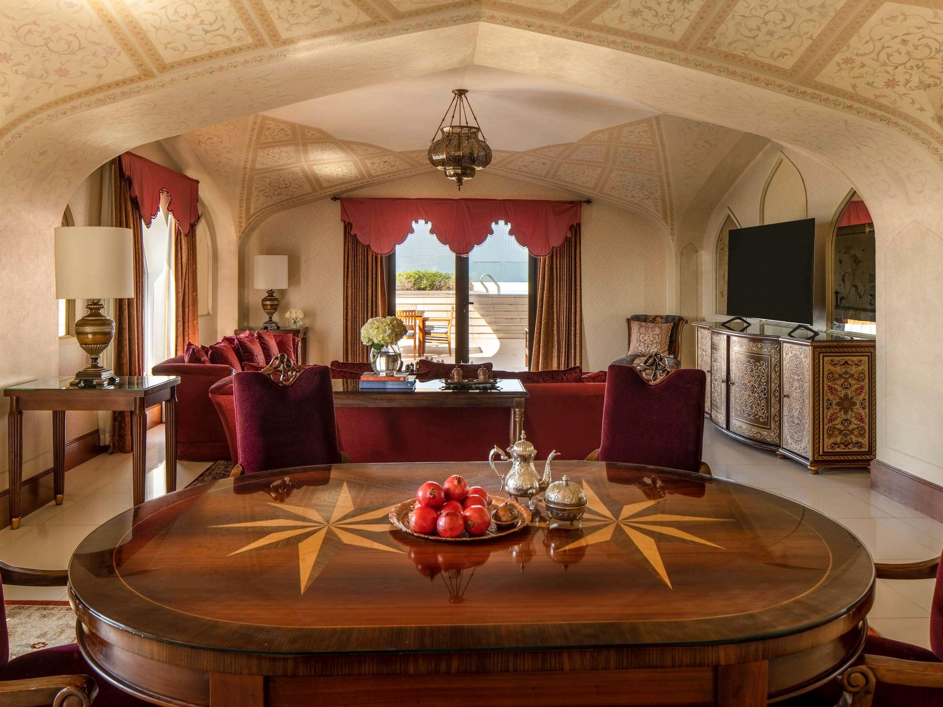 Suite Pool View King Bed