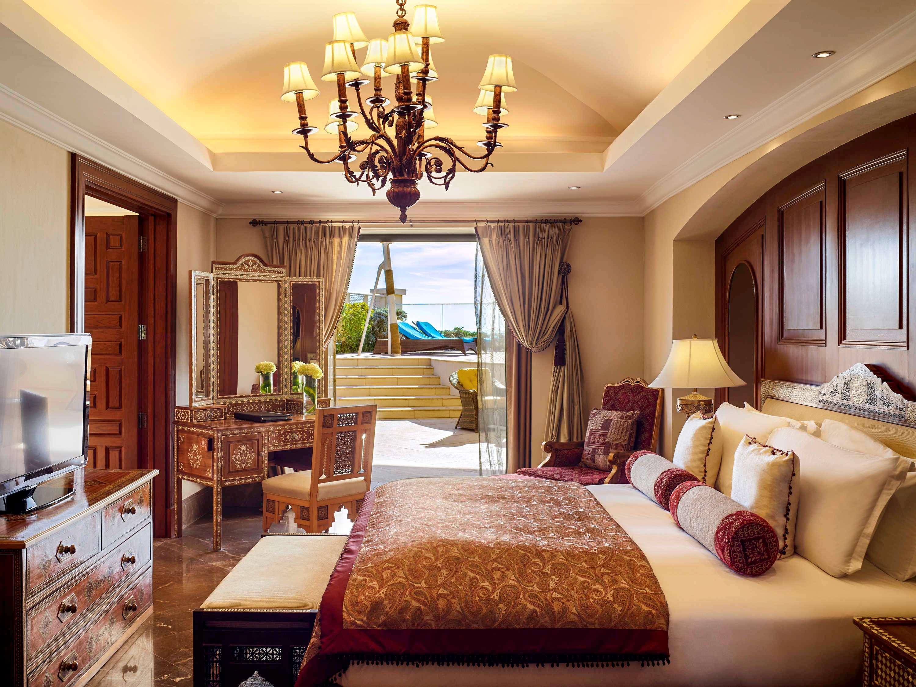 Suite Pool View King Bed