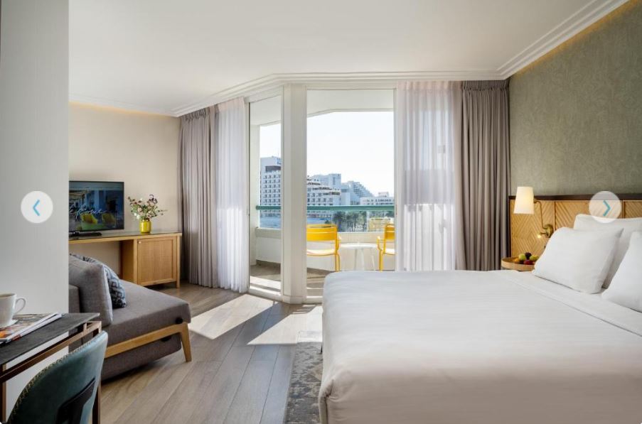 Double Deluxe One Bed