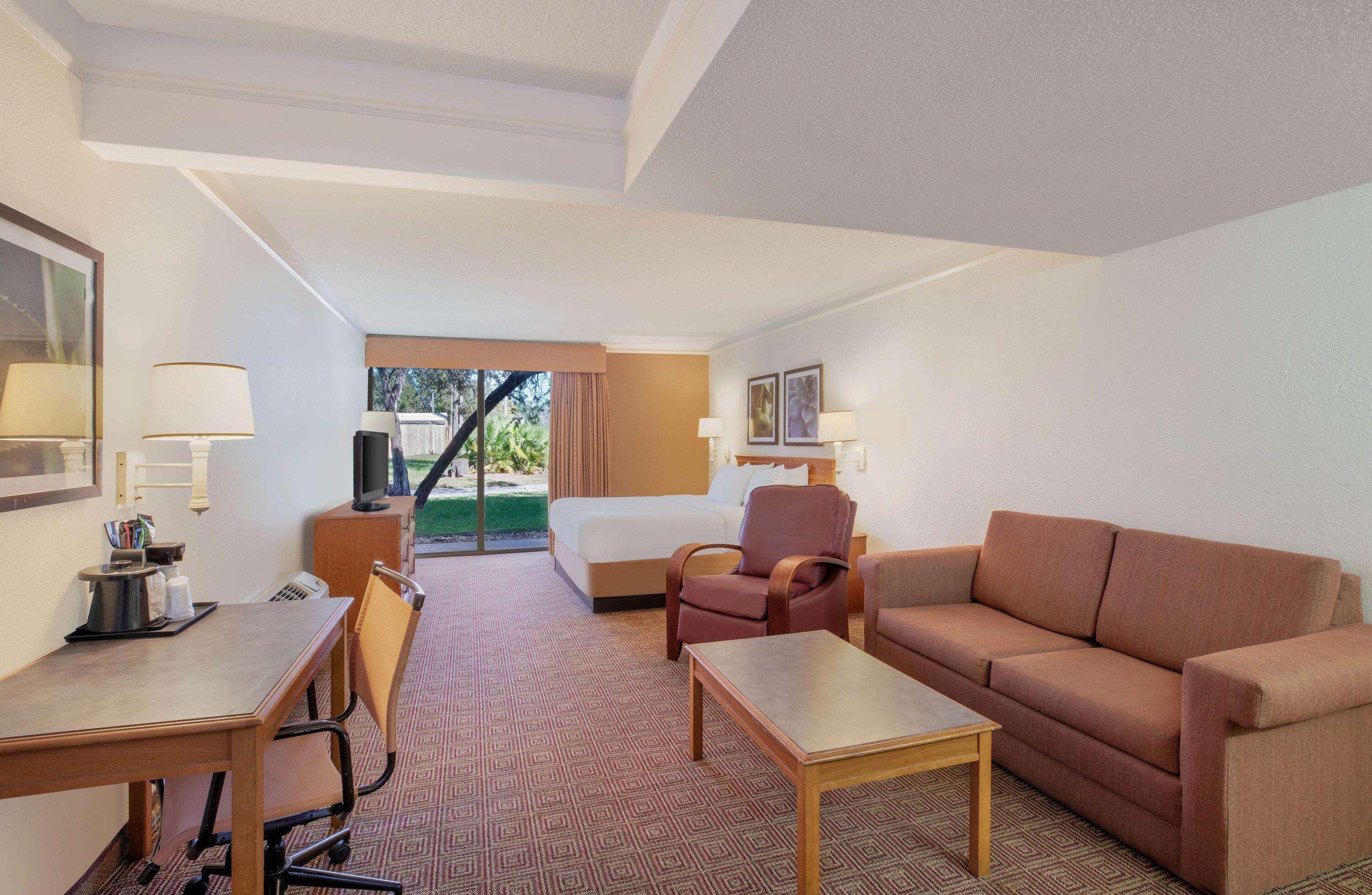 Suite Deluxe King Bed