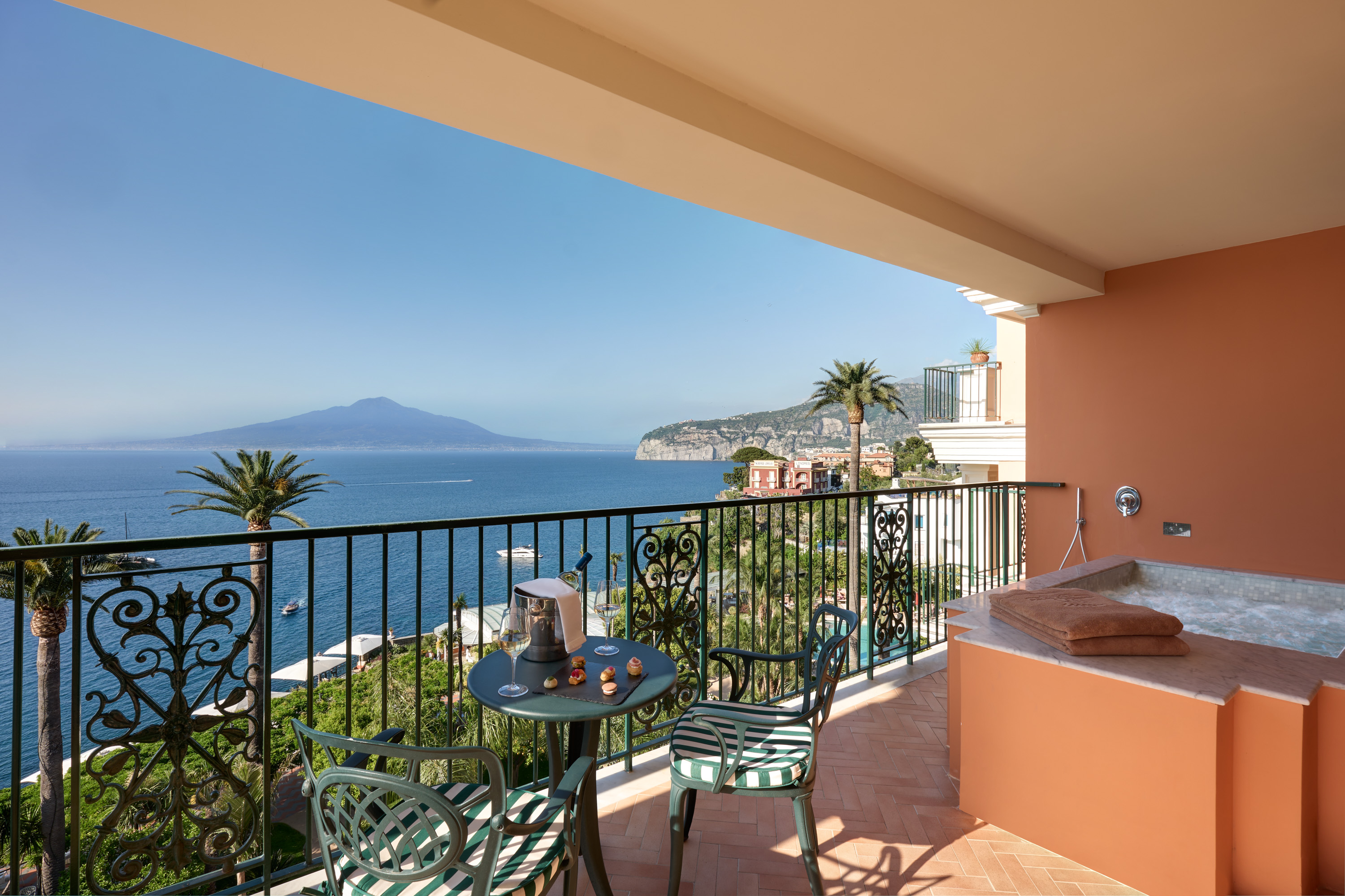 Junior Suite with Jacuzzi with Views