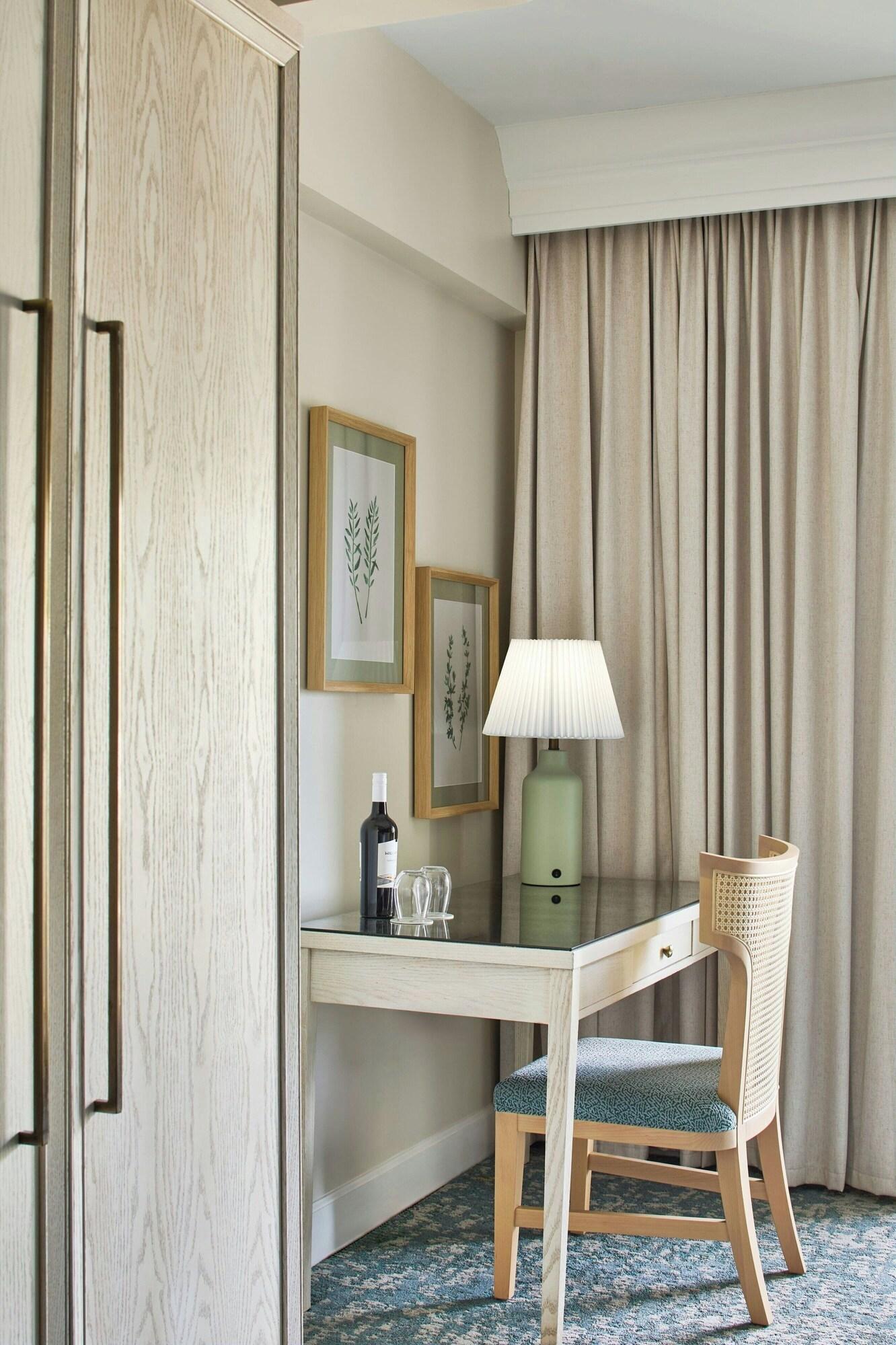 Studio Two Queen Beds