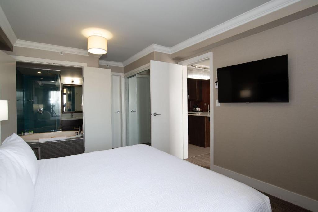 Suite King Bed with Jacuzzi