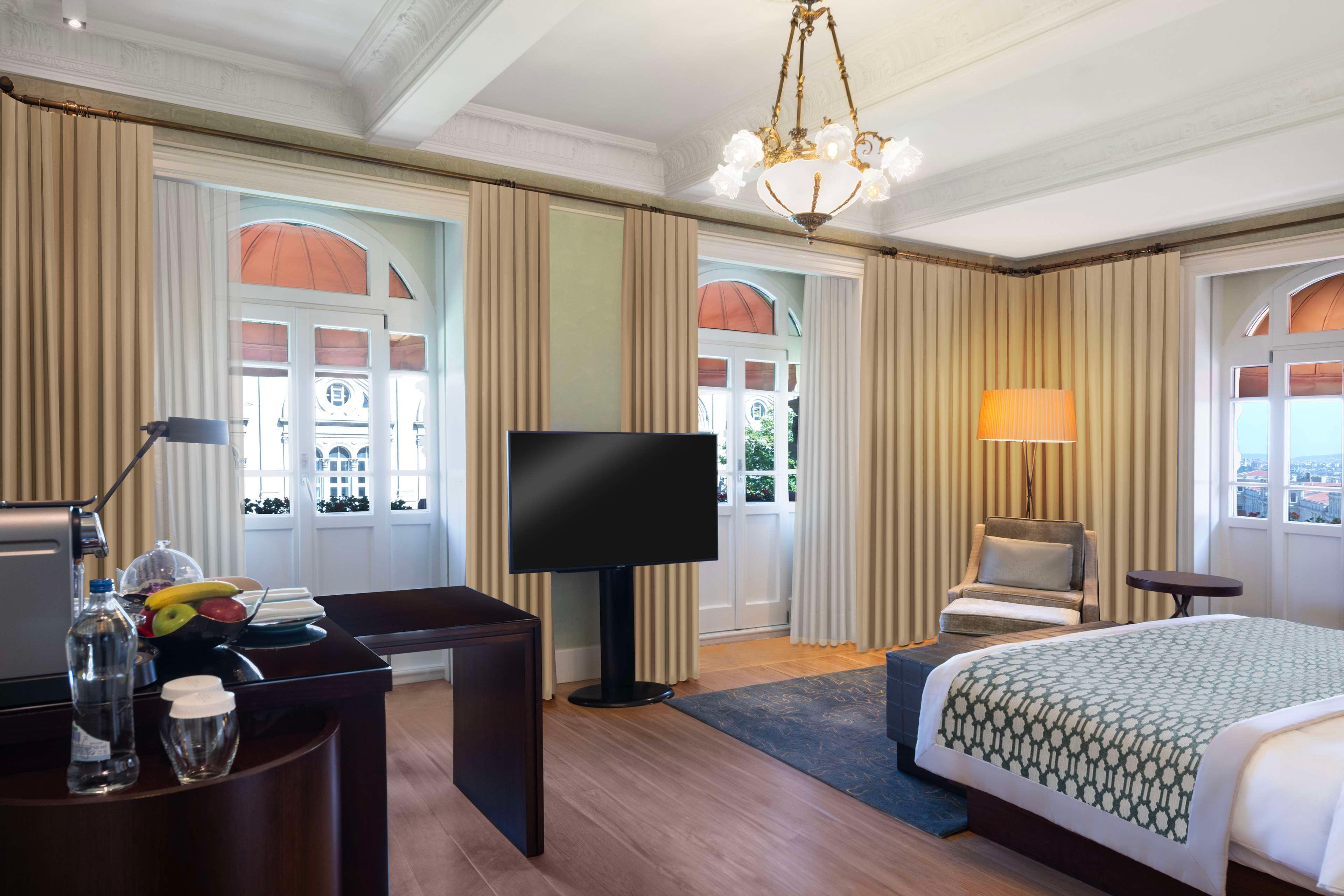 Double Deluxe King Bed