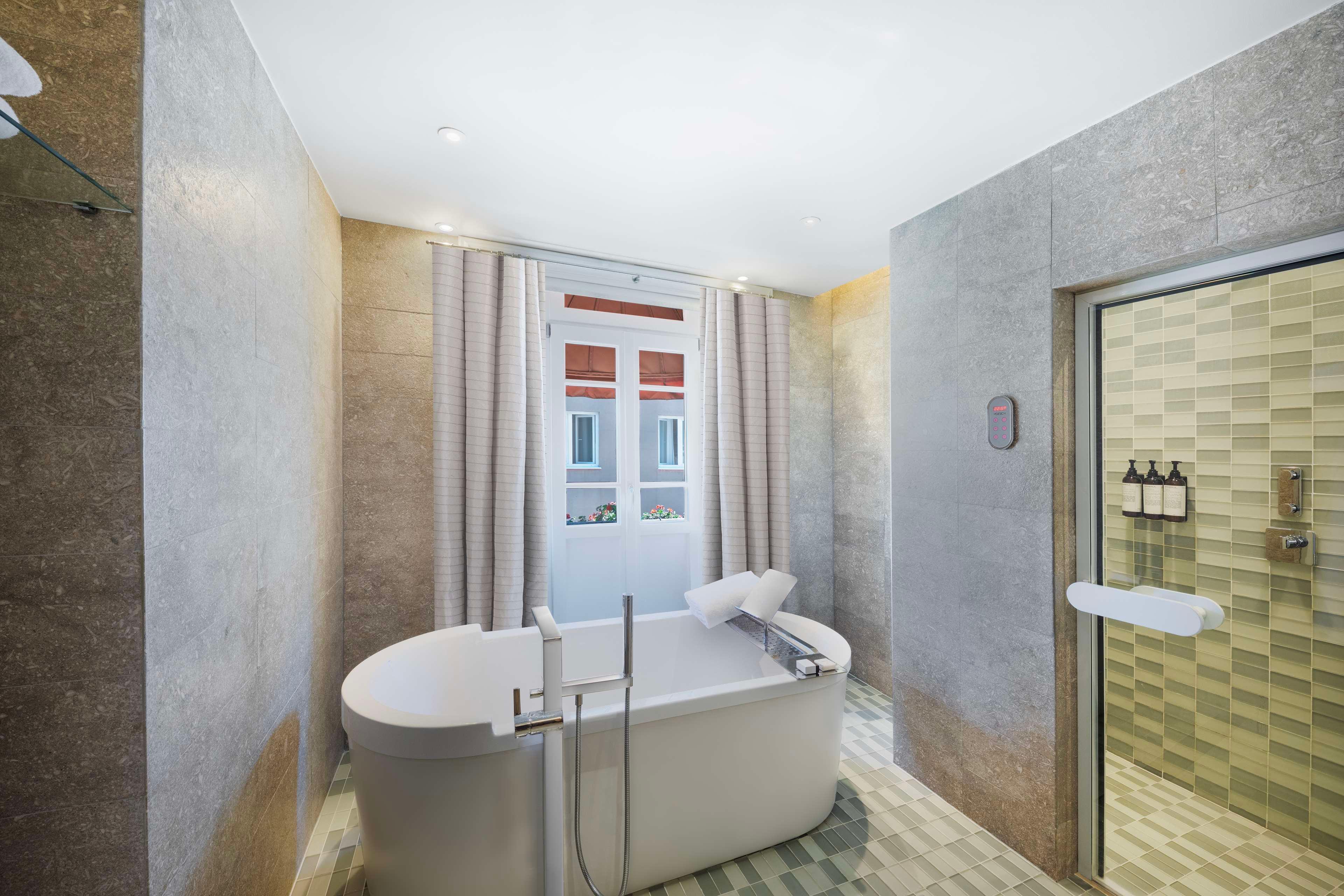 Double Deluxe King Bed