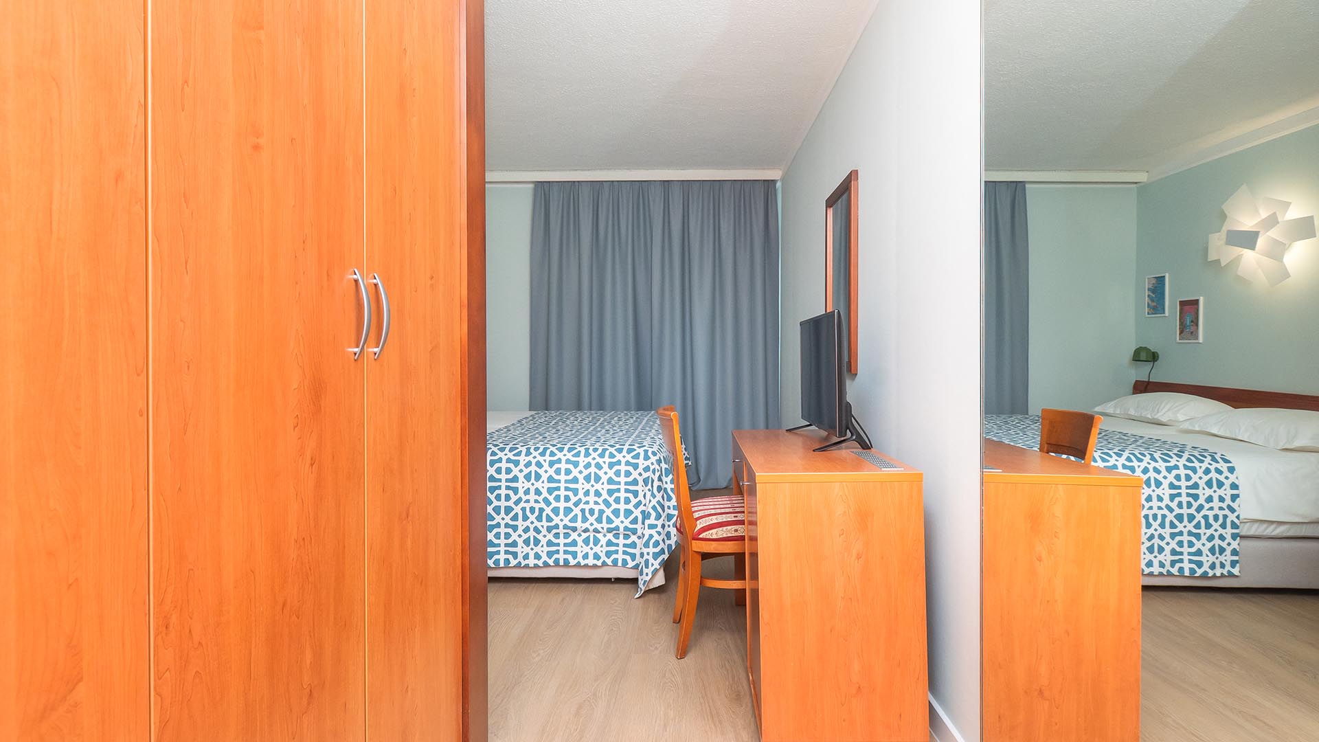 Family Room Garden View with Balcony