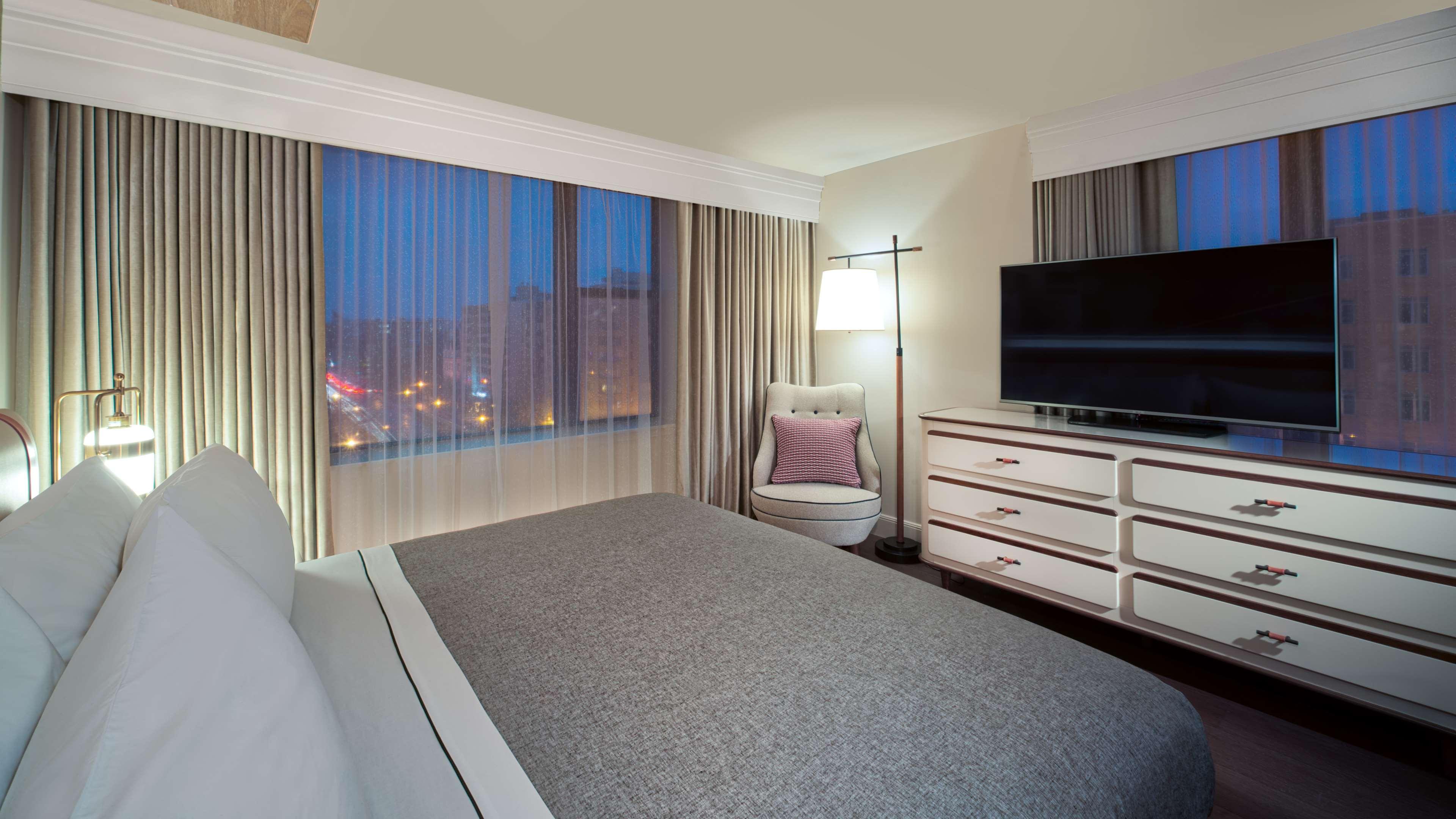 Suite Deluxe King Bed