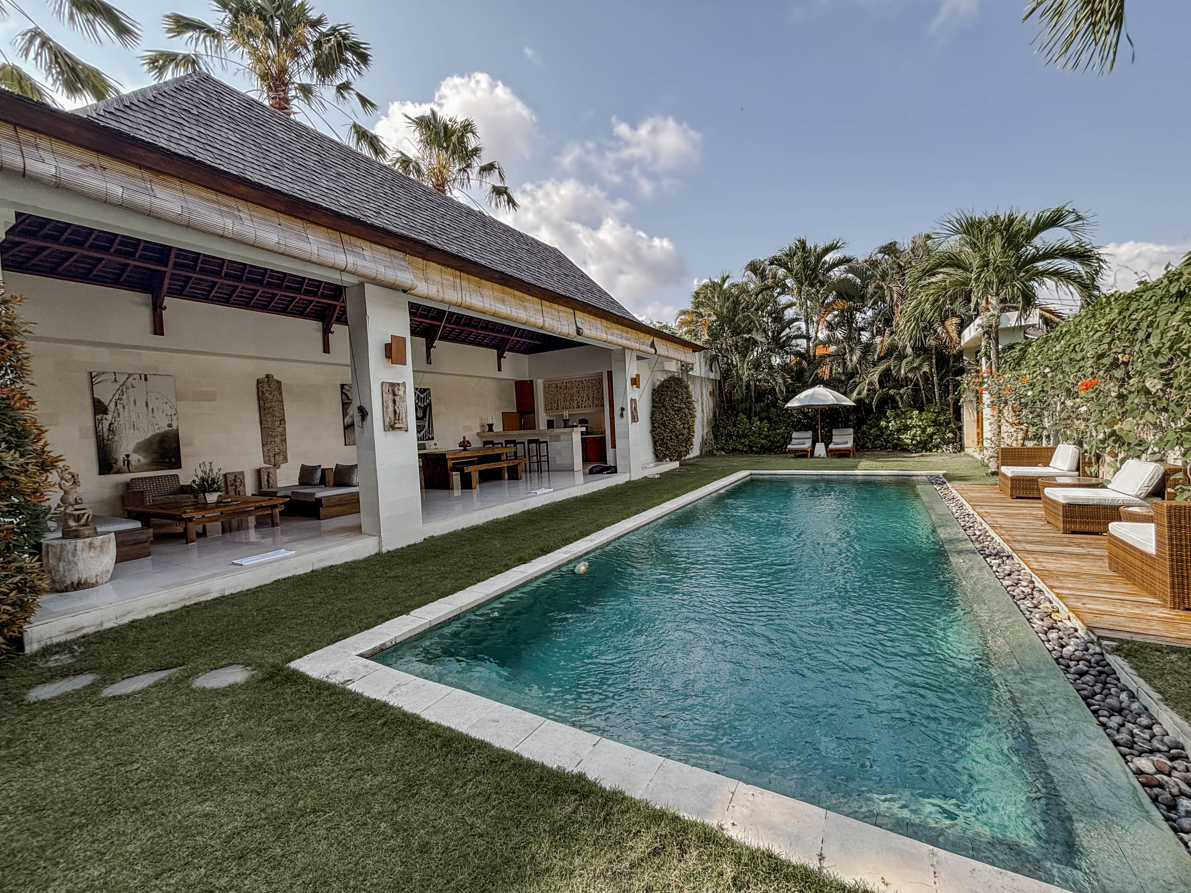 Villa Eight Bedrooms with More Than Three Bathrooms