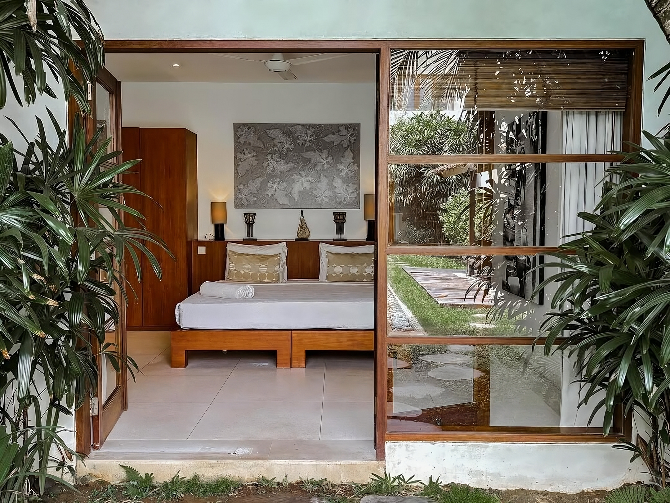 Villa Eight Bedrooms with More Than Three Bathrooms